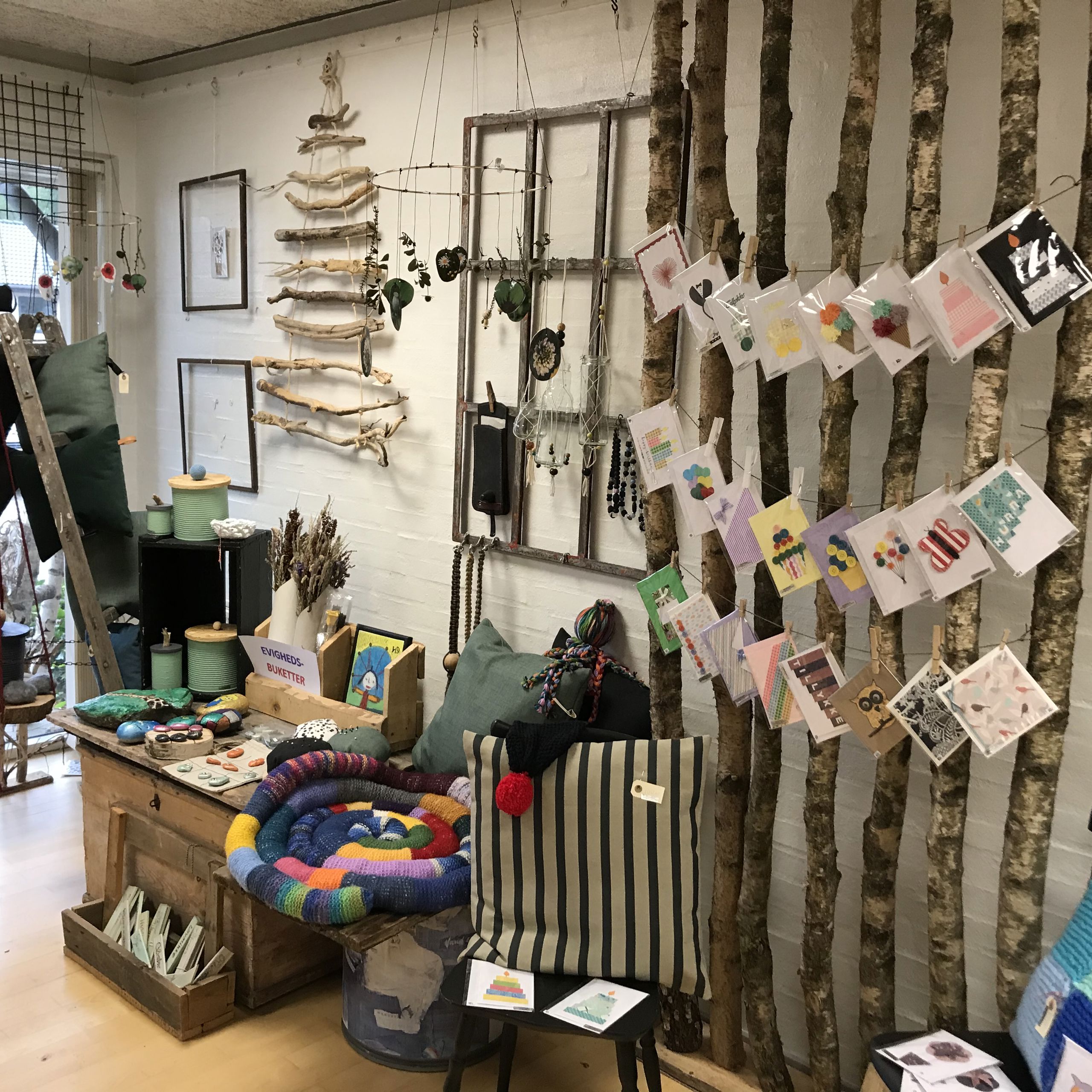 Butikken hvor man ser hvad de har lavet, postkort, pudder og forskellige ting i træ