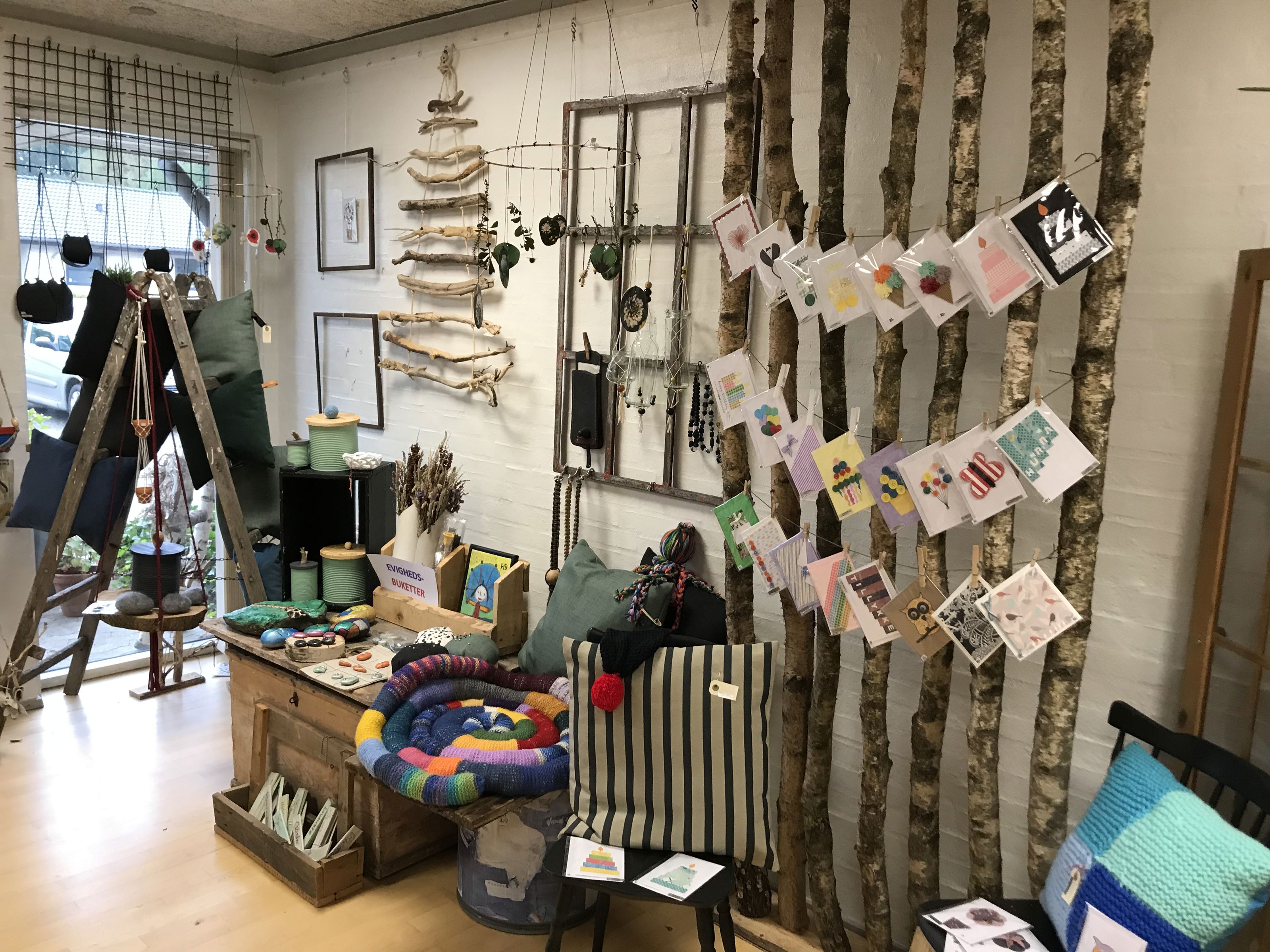 Butikken hvor man ser hvad de har lavet, postkort, pudder og forskellige ting i træ