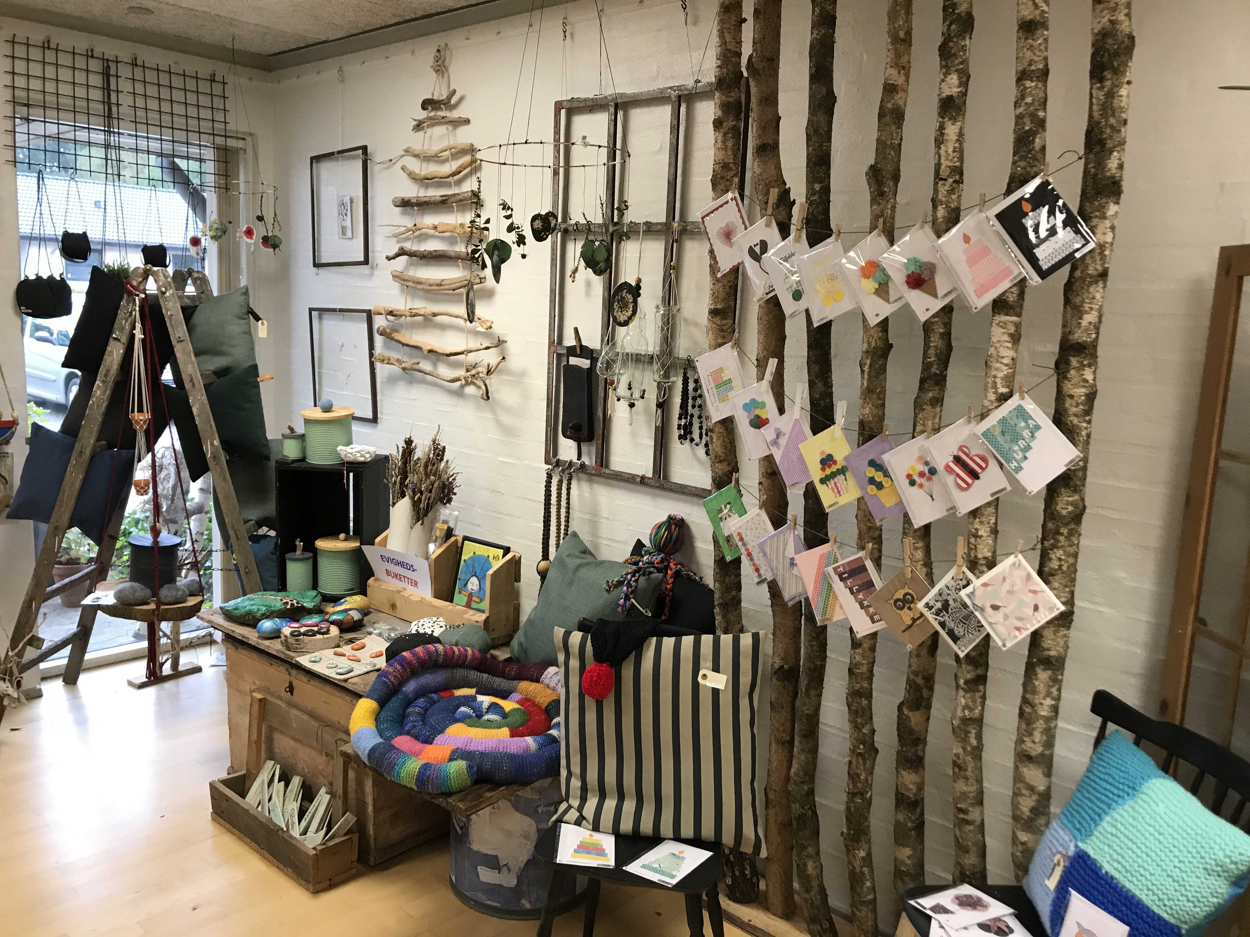 Butikken hvor man ser hvad de har lavet, postkort, pudder og forskellige ting i træ