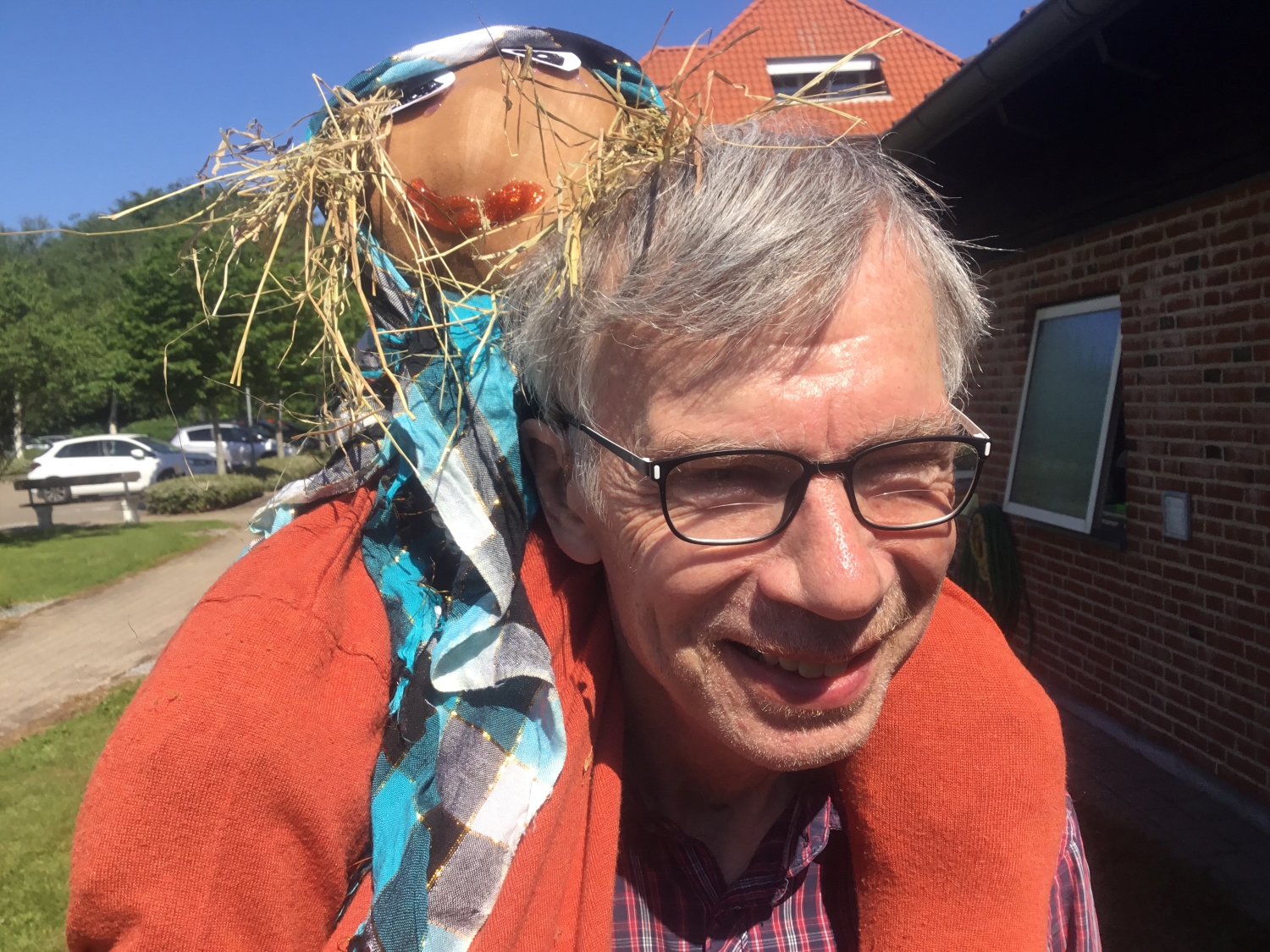 En borger med en hjemmelavet heks, der sidder på hans ryg.