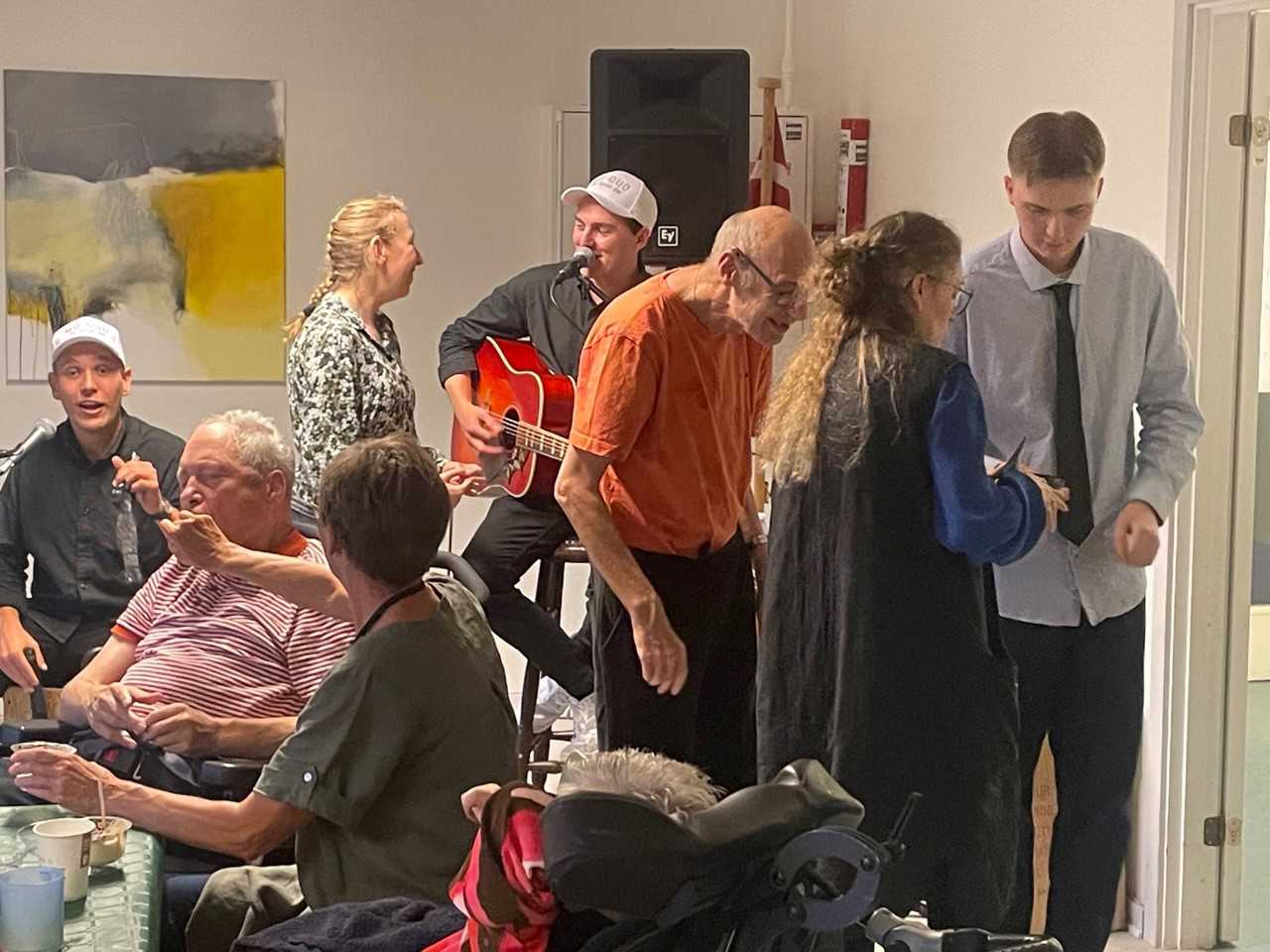 Der bliver festet og danset, der er godt humør og glade ansigter