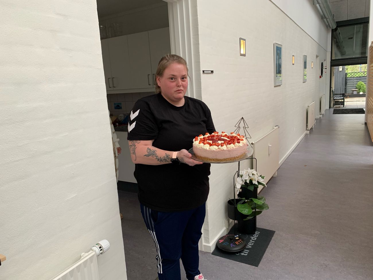 På Bargumsvej deler man de små og store sejre. Dette gøres blandt andet med at der bliver serveret en stor dejlig lagkage. Borgeren står med den i hånden og det er meget tydeligt at vedkommende glæder sig til at dele den med de andre.