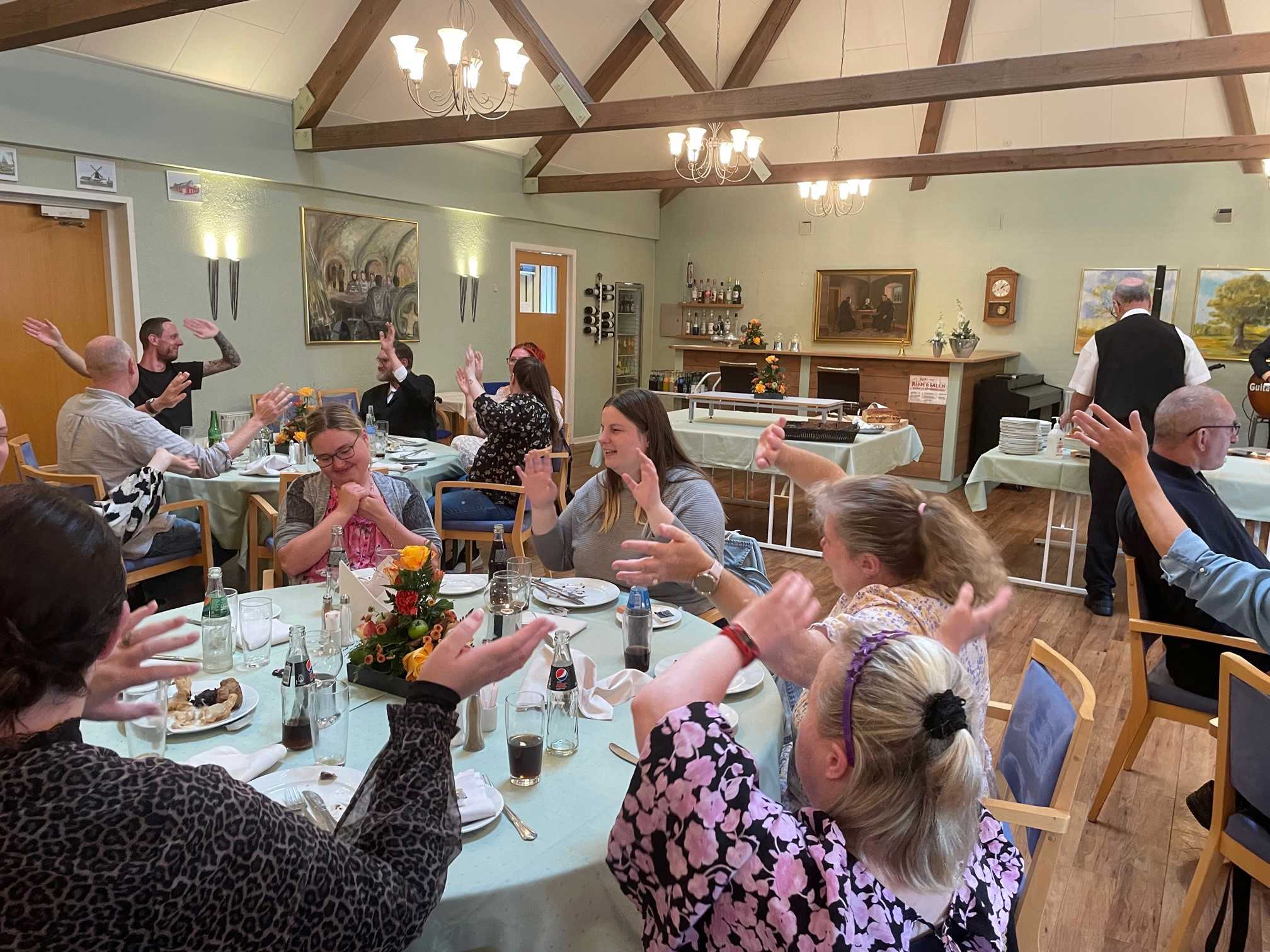 Der bliver nu viftet til musikken af alle mens de sidder ned