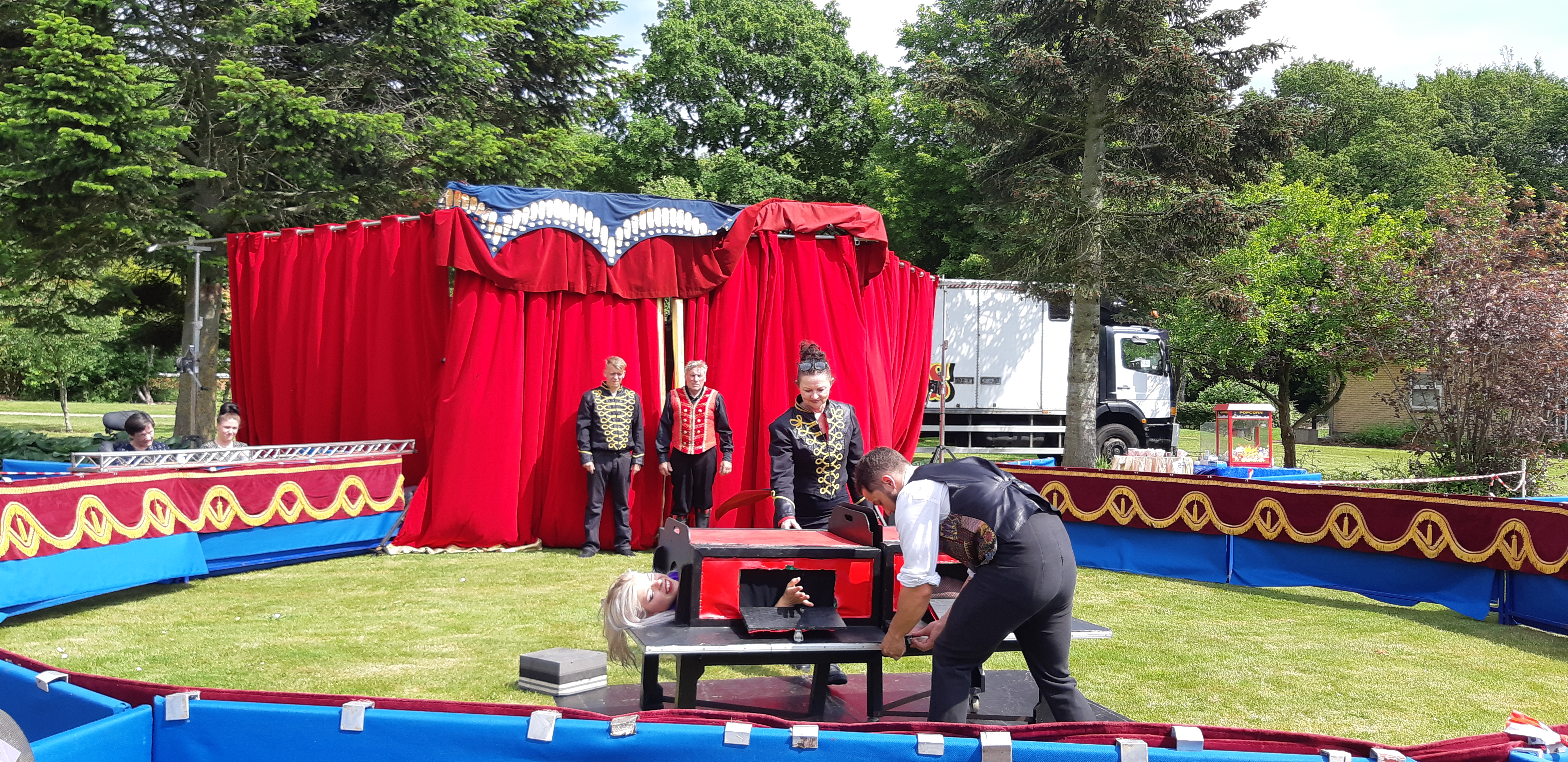 Cirkus har besøgt Solgården og gøglere optræder. Gøglerne er i gang med et tryllenummer hvor de saver en personer over. 