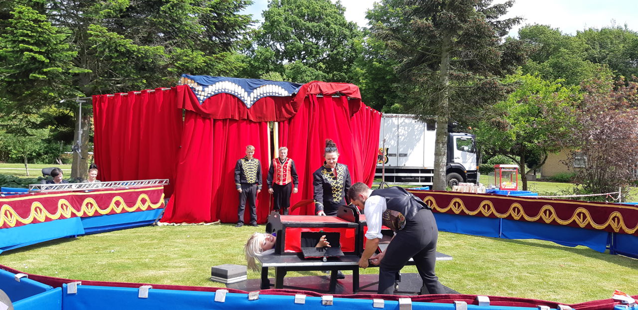 Cirkus har besøgt Solgården og gøglere optræder. Gøglerne er i gang med et tryllenummer hvor de saver en personer over.