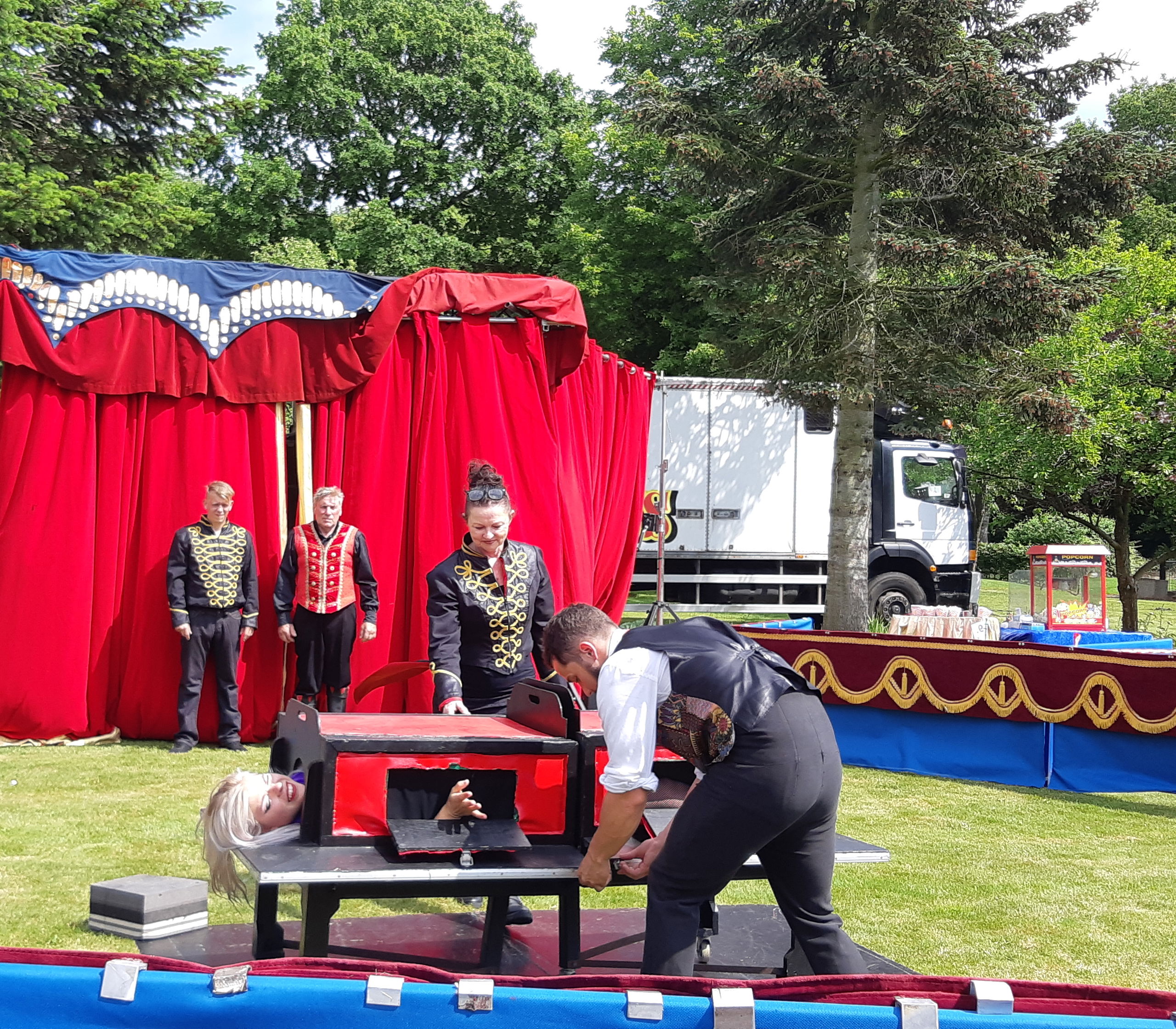 Cirkus har besøgt Solgården og gøglere optræder. Gøglerne er i gang med et tryllenummer hvor de saver en personer over.