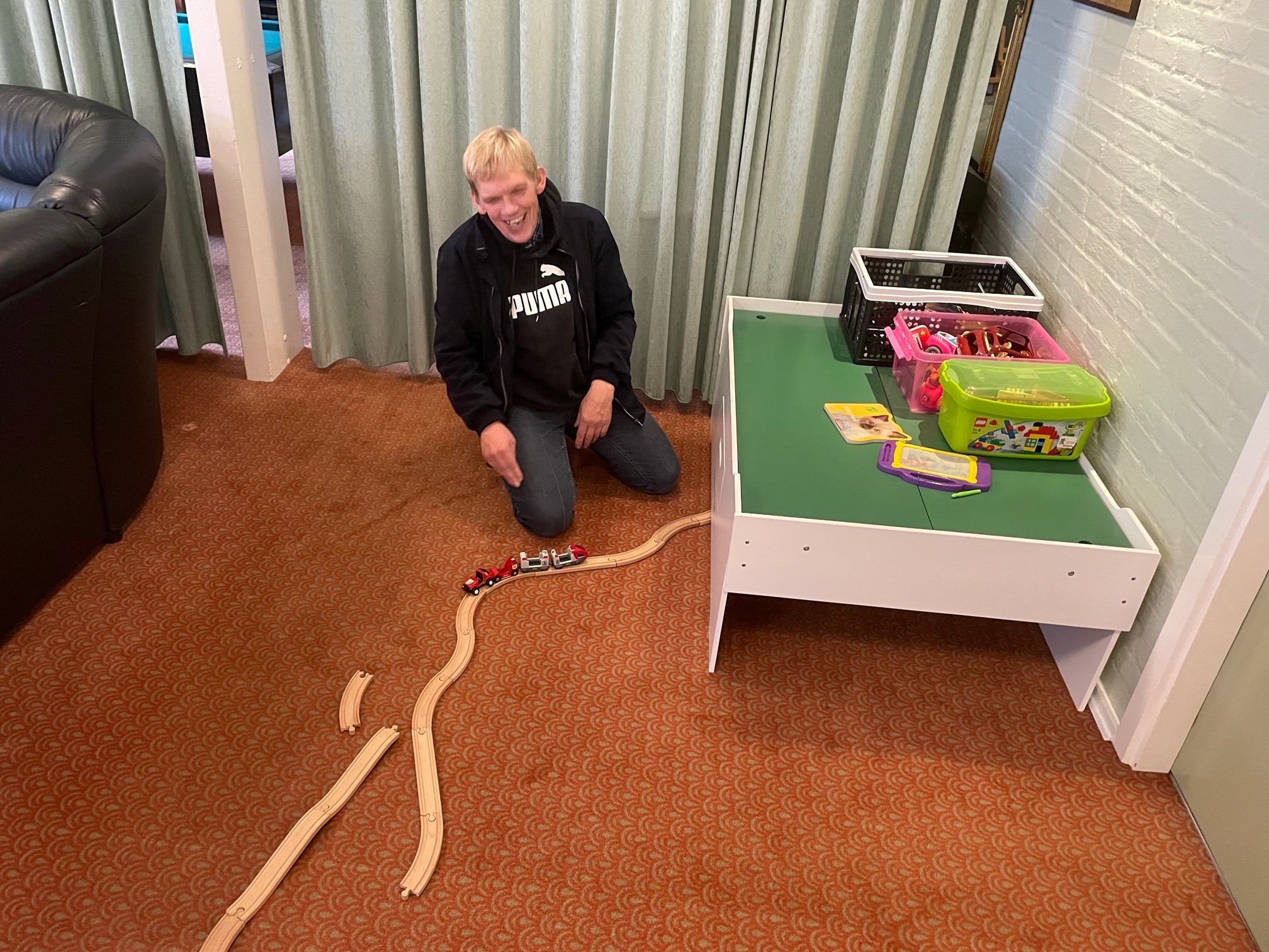 En borger har bygget en togbane i Brio tog og viser den stolt frem