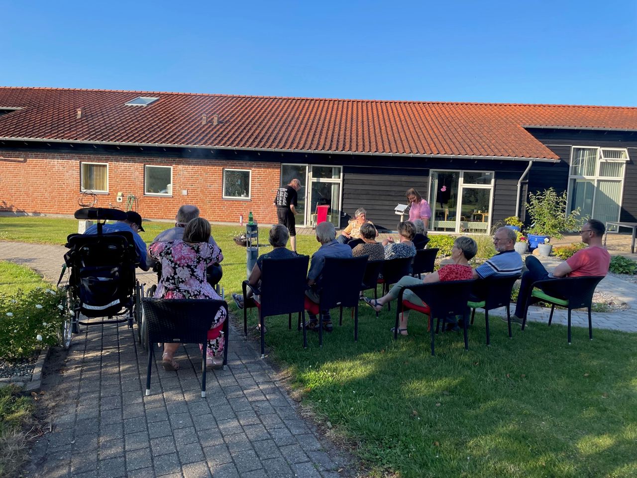 Borgerne set bagfra inden bålet et blevet tændt, de sidder klar