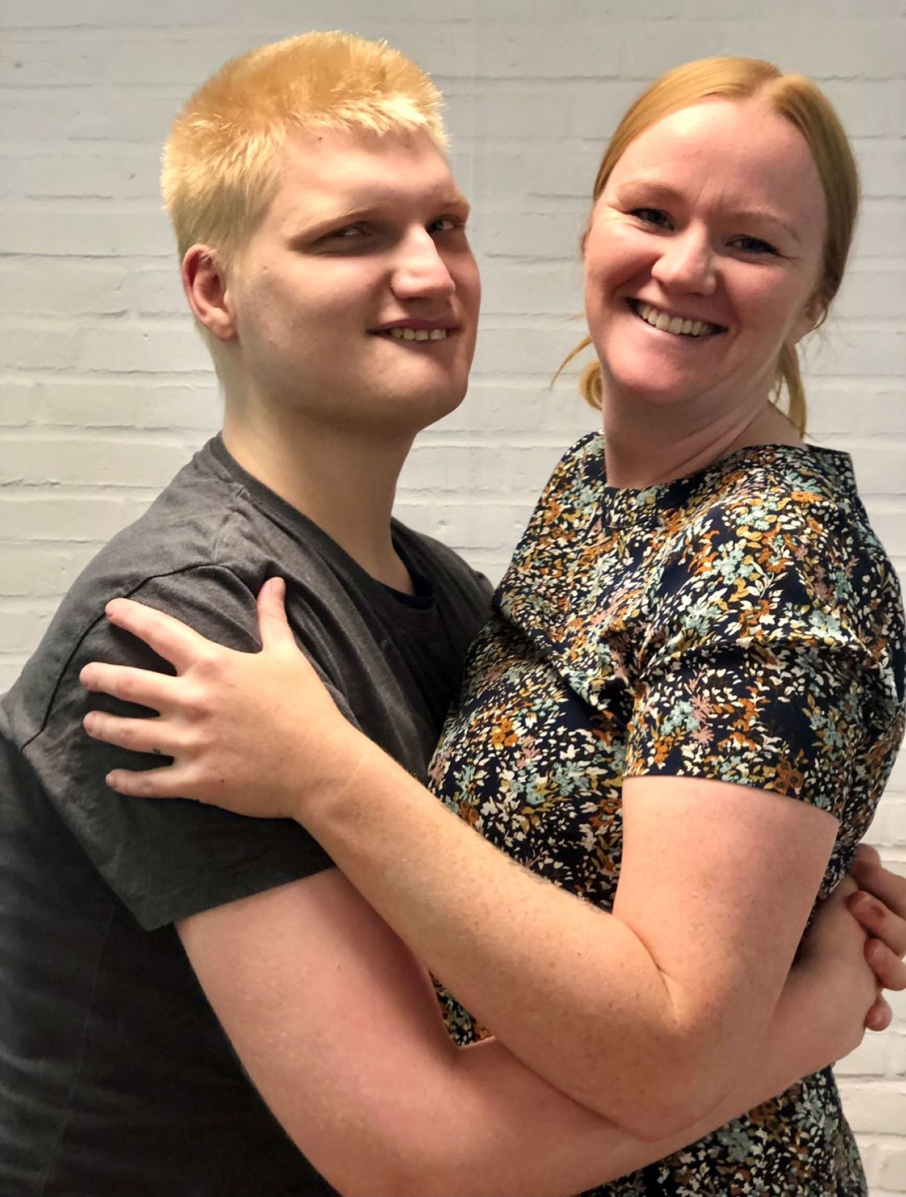 To glade mennesker smiler til cameraet.