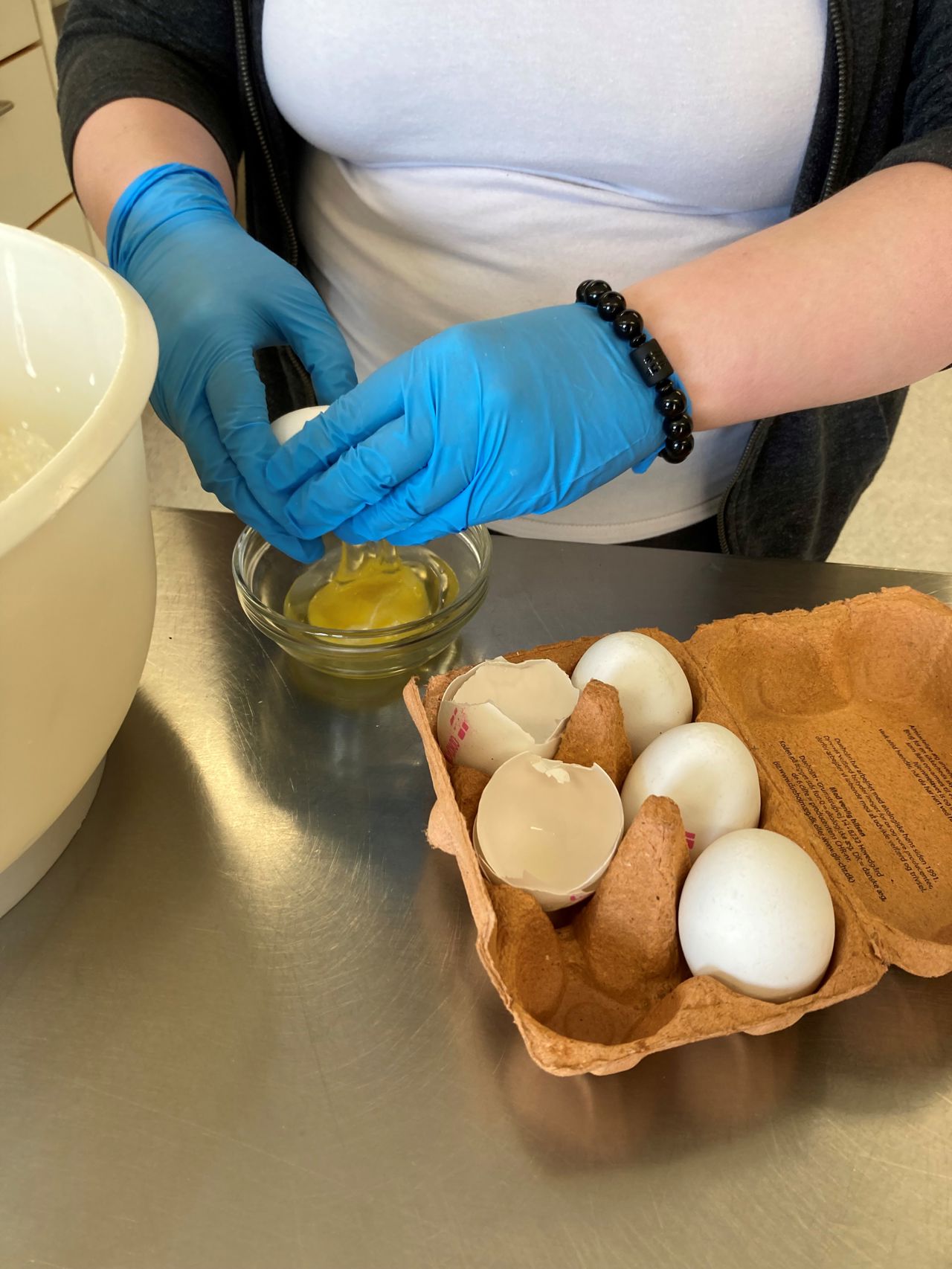 Der bliver slået æg ud, og der bliver brugt gummihandsker.