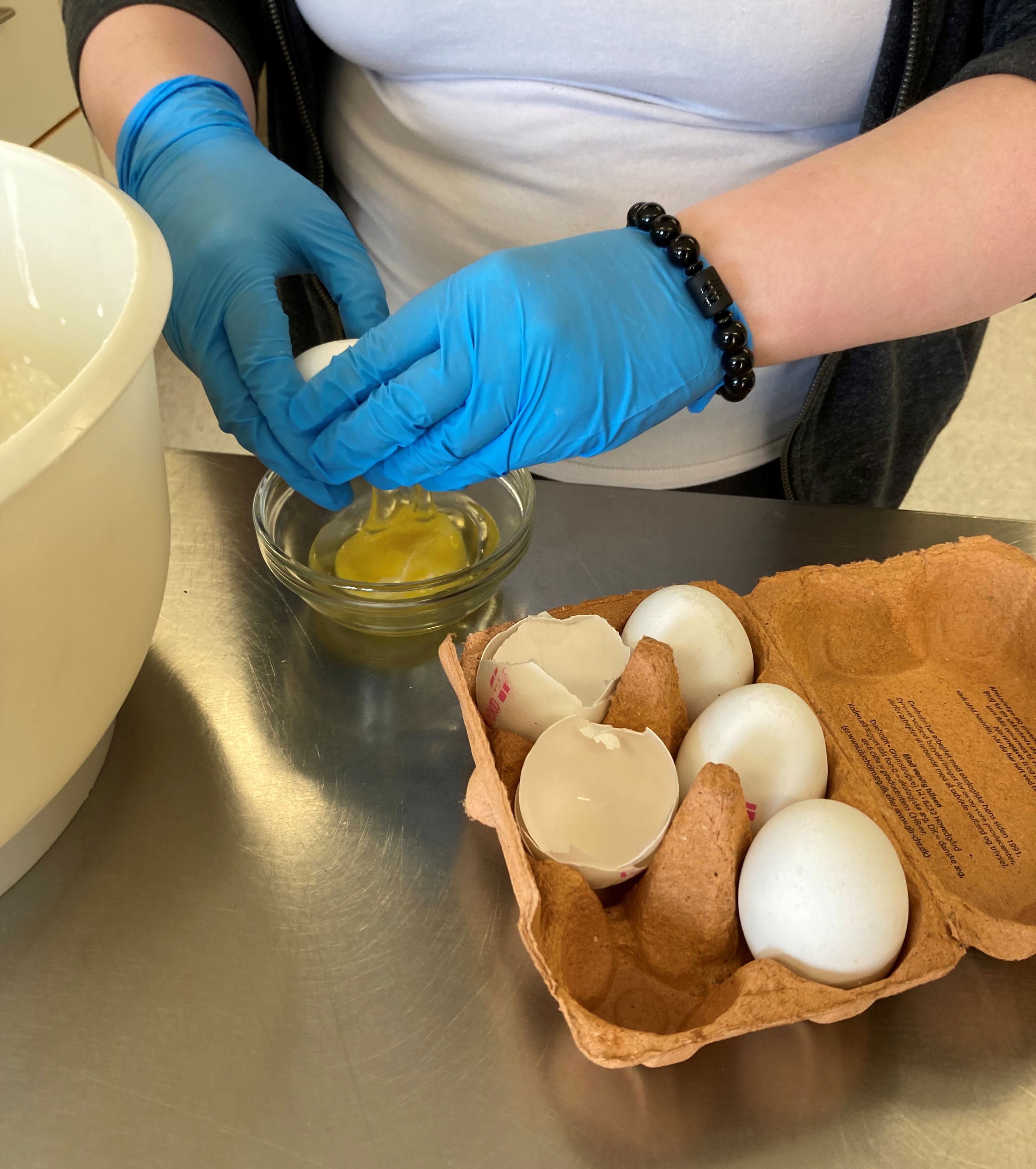 Der bliver slået æg ud, og der bliver brugt gummihandsker.