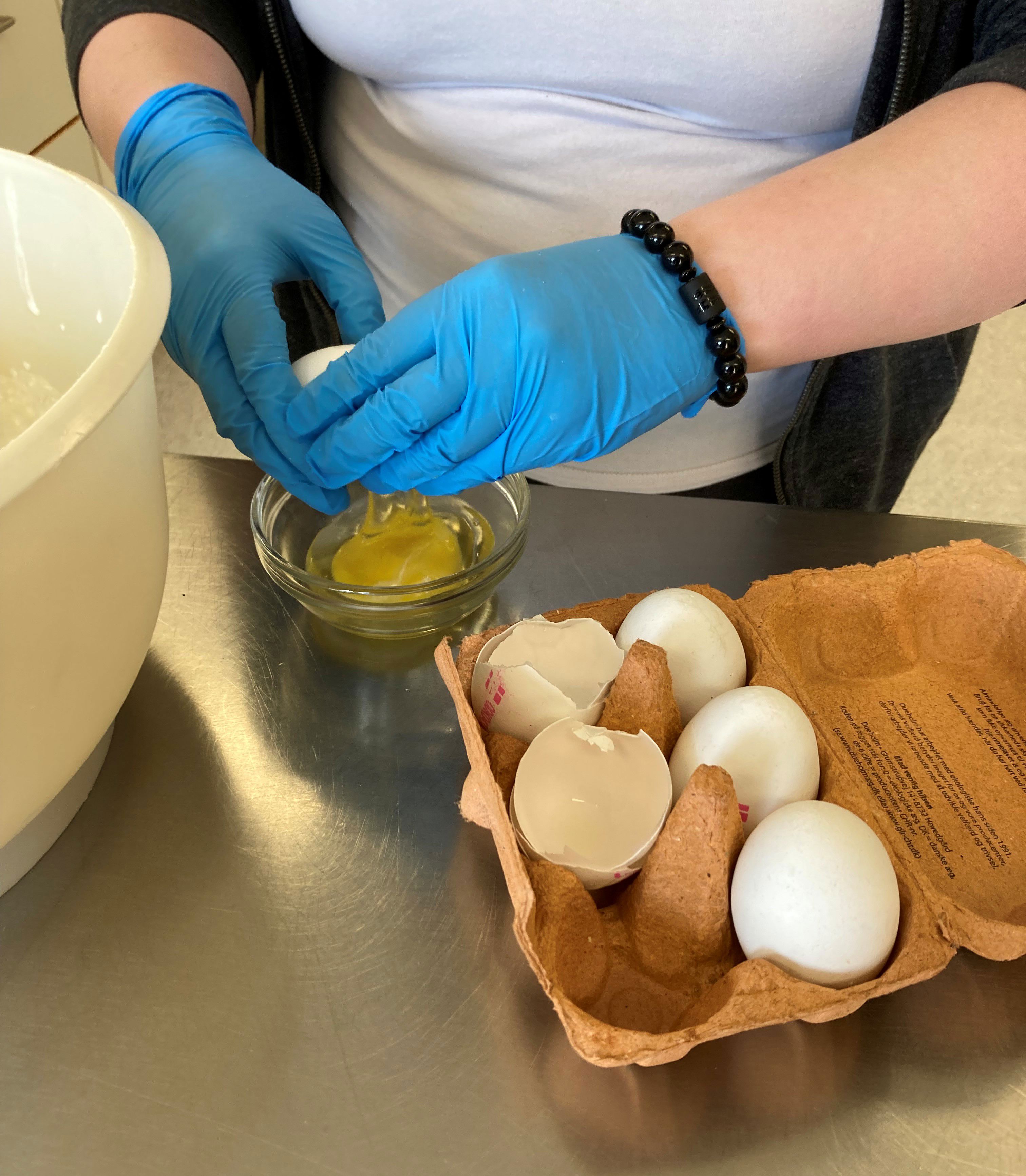 Der bliver slået æg ud, og der bliver brugt gummihandsker.