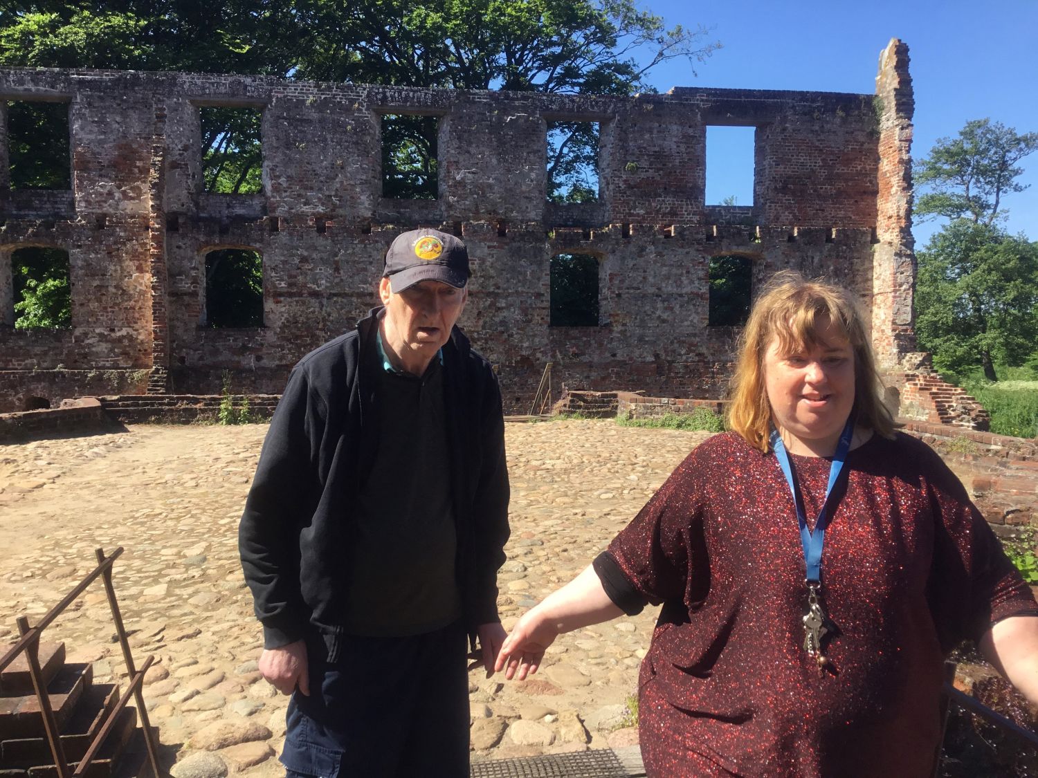 To borgere ved Trøjborgslotsruin, de ser glade ud.