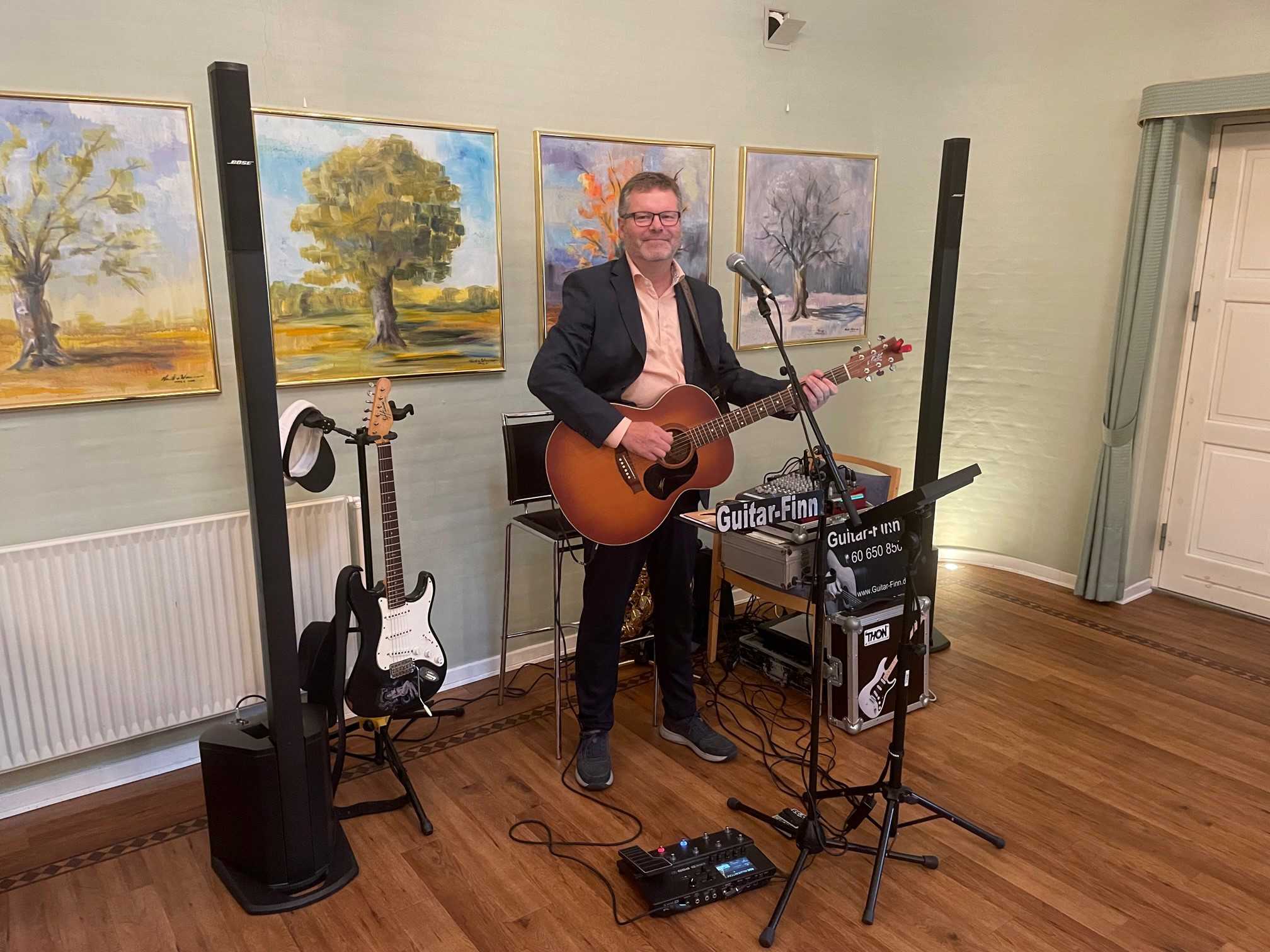 Giutar finn med alt sit udstyr mens han spiller for gæstene