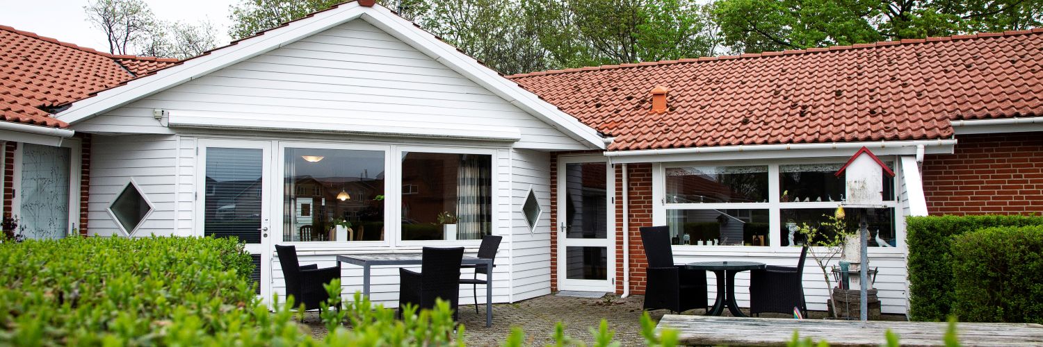 Foto af terrassen der ses havestole og haveborde