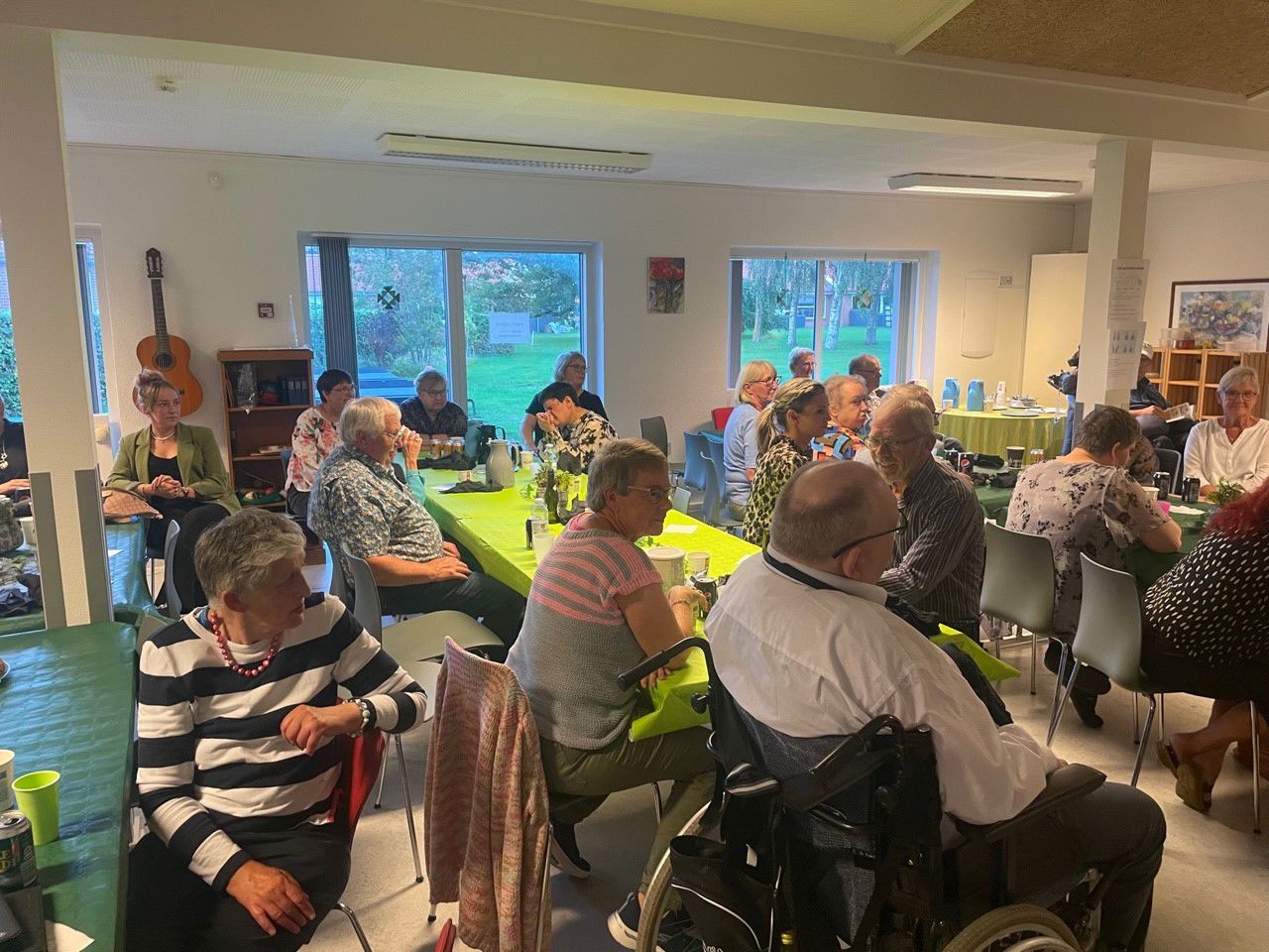 Der bliver snakket ved de fine dækkede borde, der er god stemning og nogle sidder også og lytter til musikken.