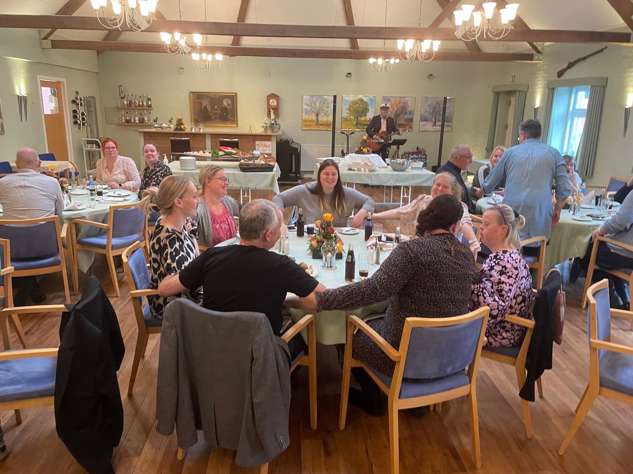 der bliver danset kædedans siddende til musikken