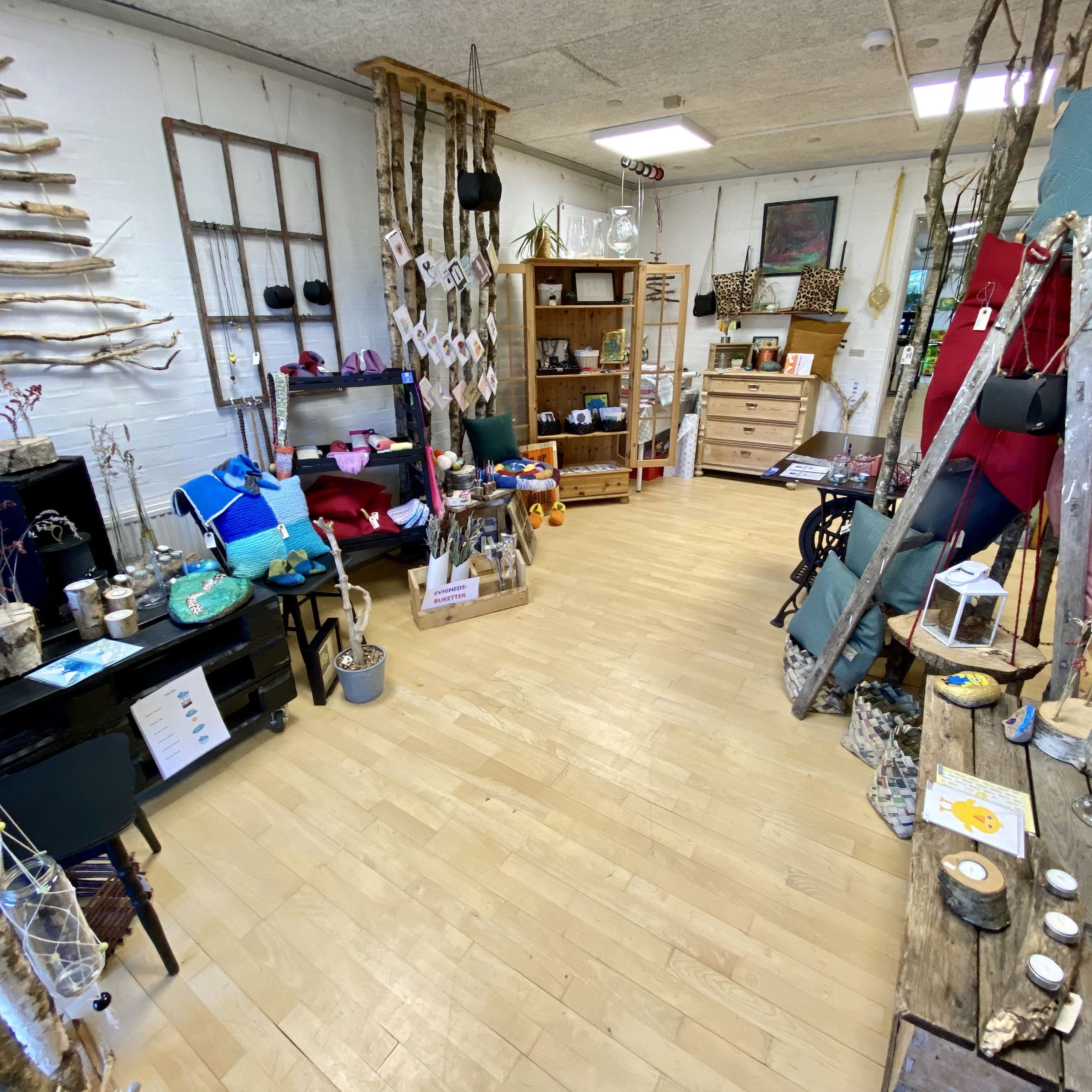 Butikken på Aktivitetshuset hvor man ser hvad de har lavet, postkort, pudder og forskellige ting i træ
