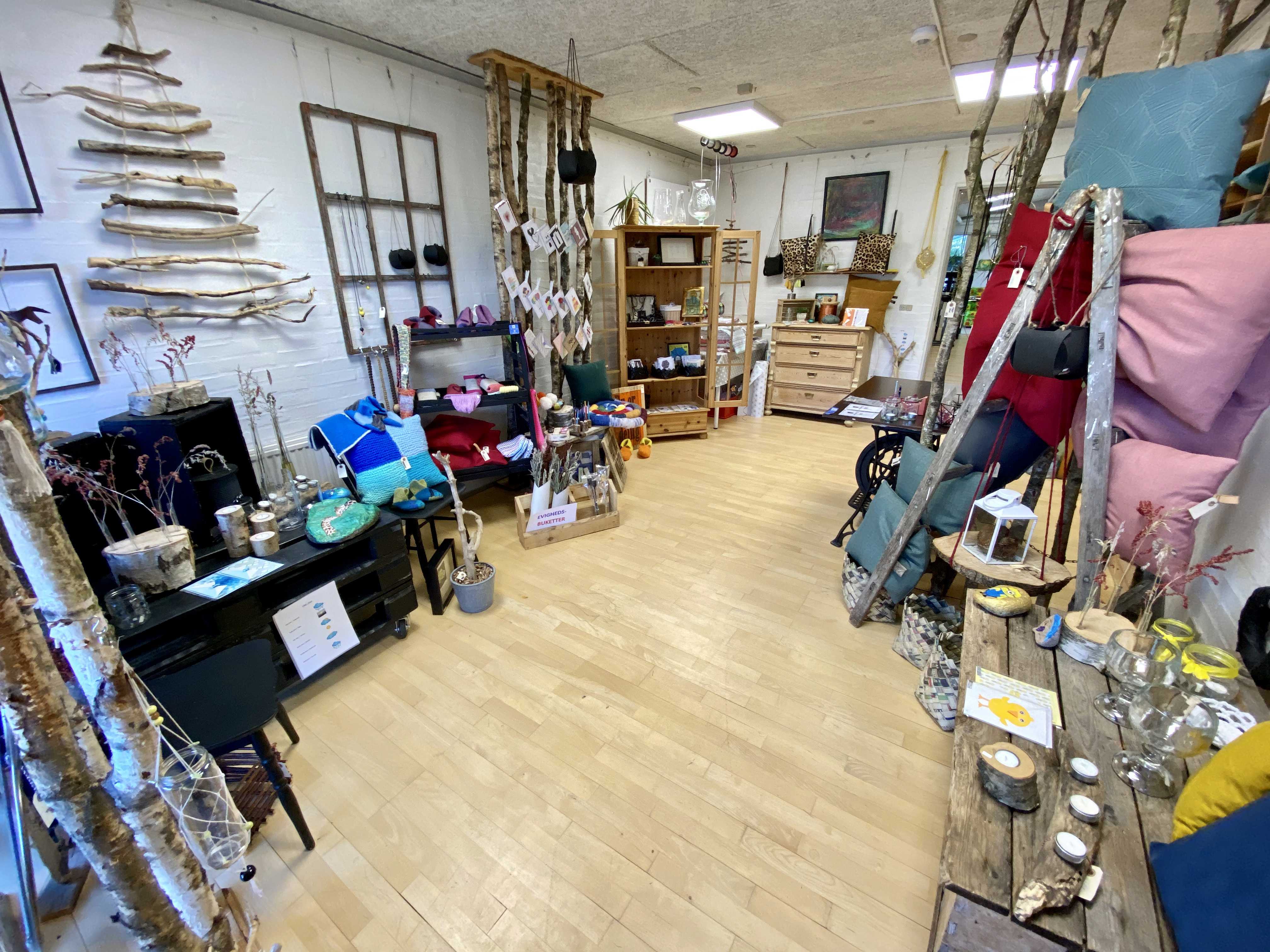 Butikken på Aktivitetshuset hvor man ser hvad de har lavet, postkort, pudder og forskellige ting i træ