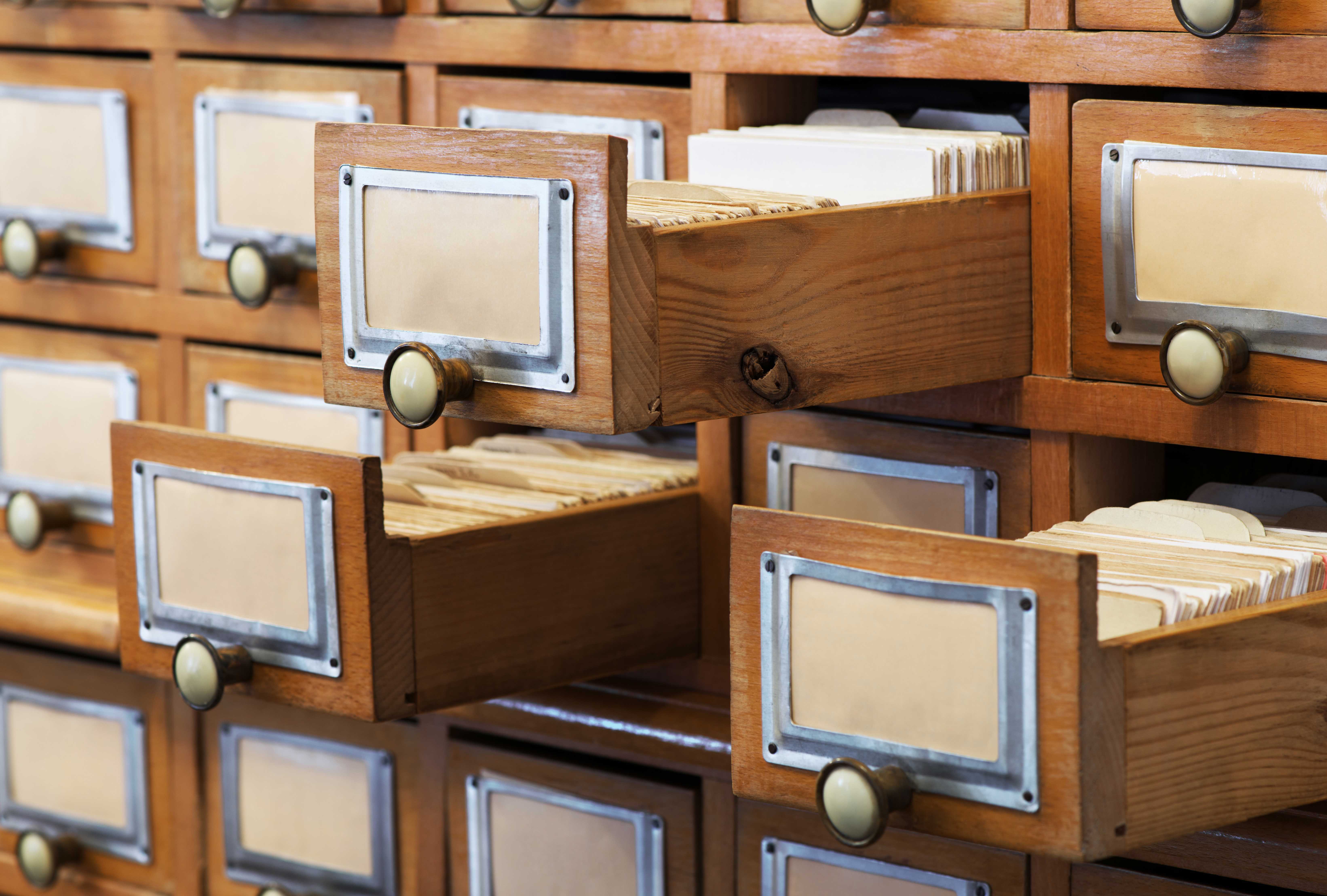 Billede af en ældre arkiv kommode.