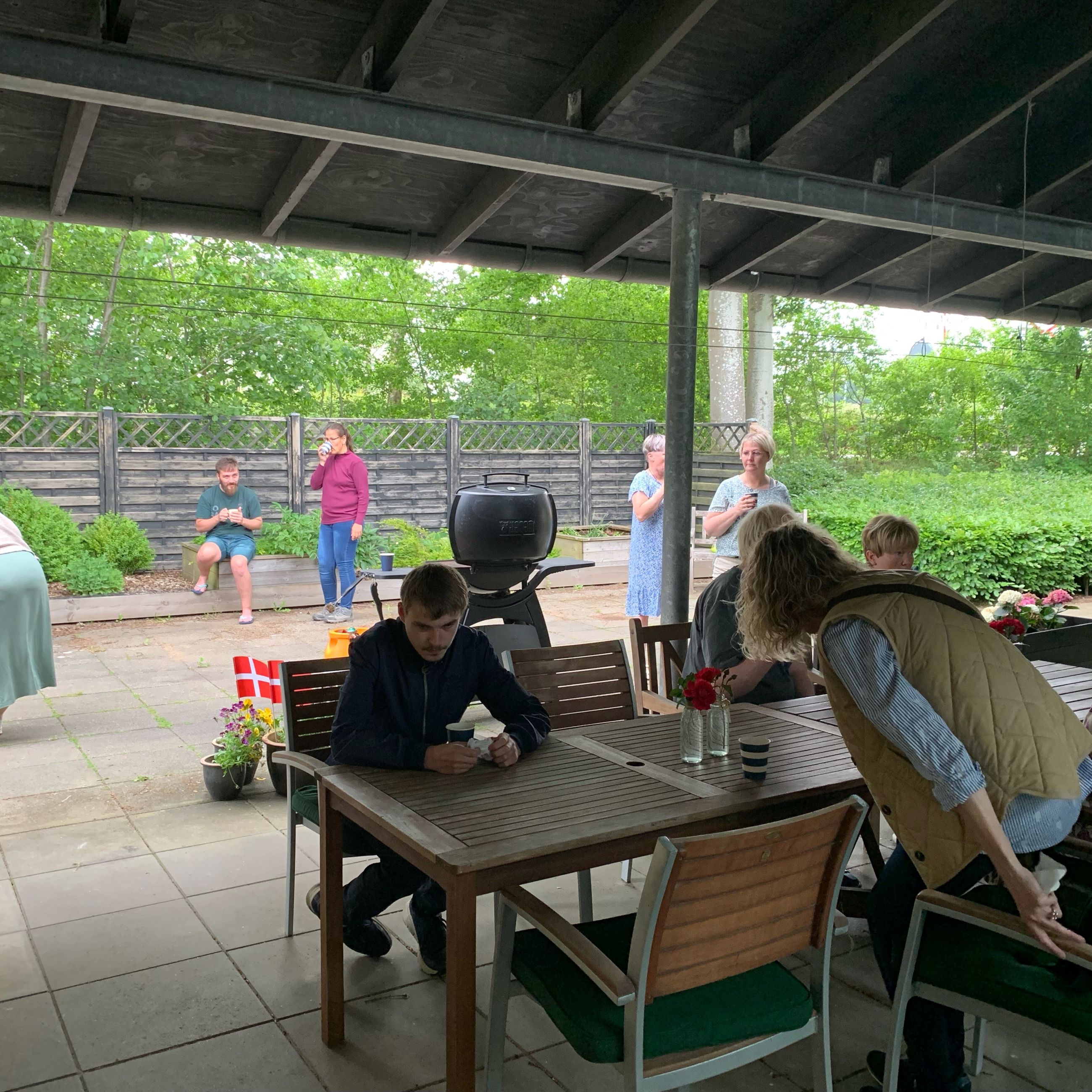 Borgere sidder og snakker, mens der i baggrunden spilles stigegolf