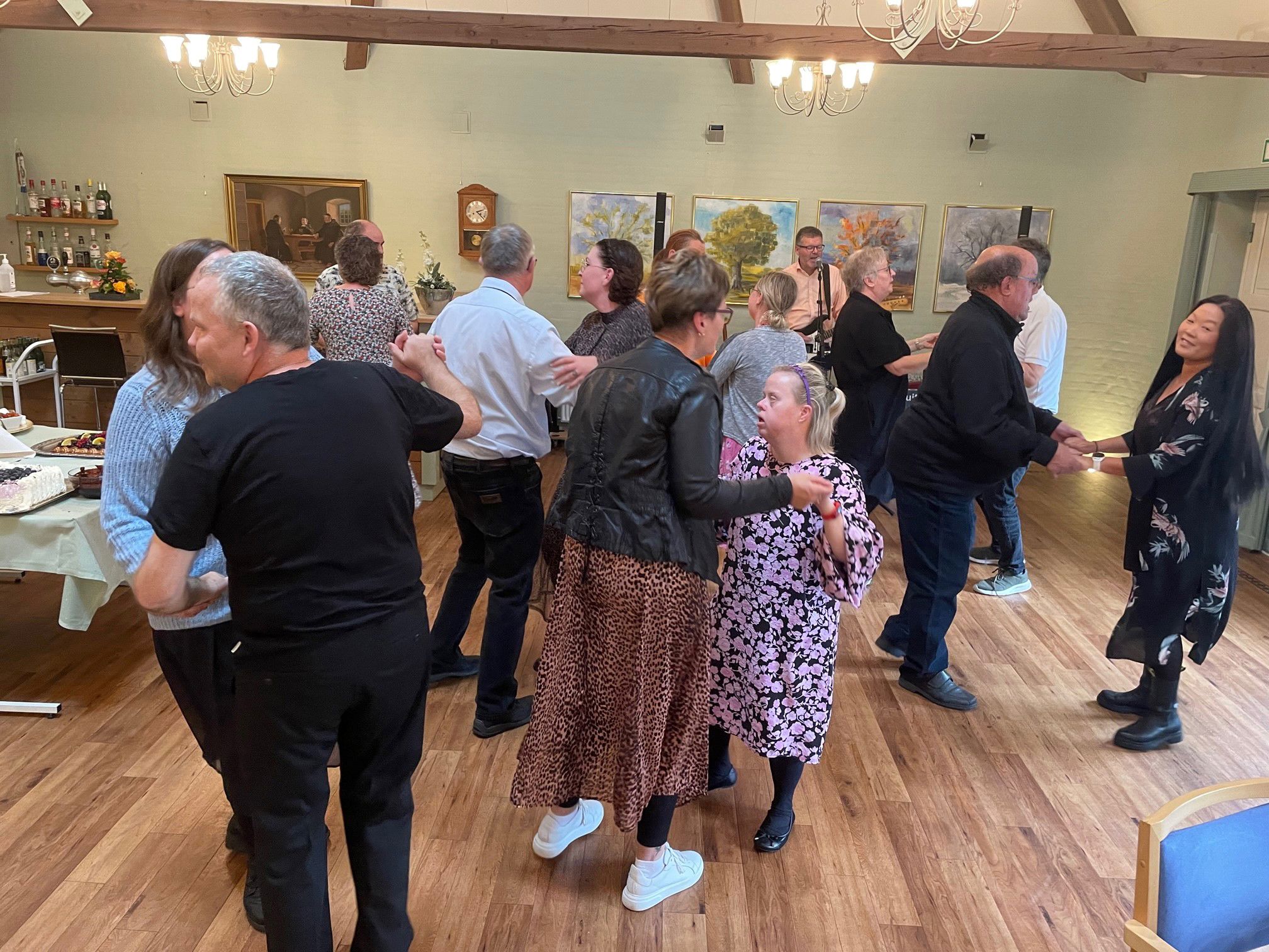 Alle borgere og ansatte er nu ude på dansegulvet og danser to og to til musikken