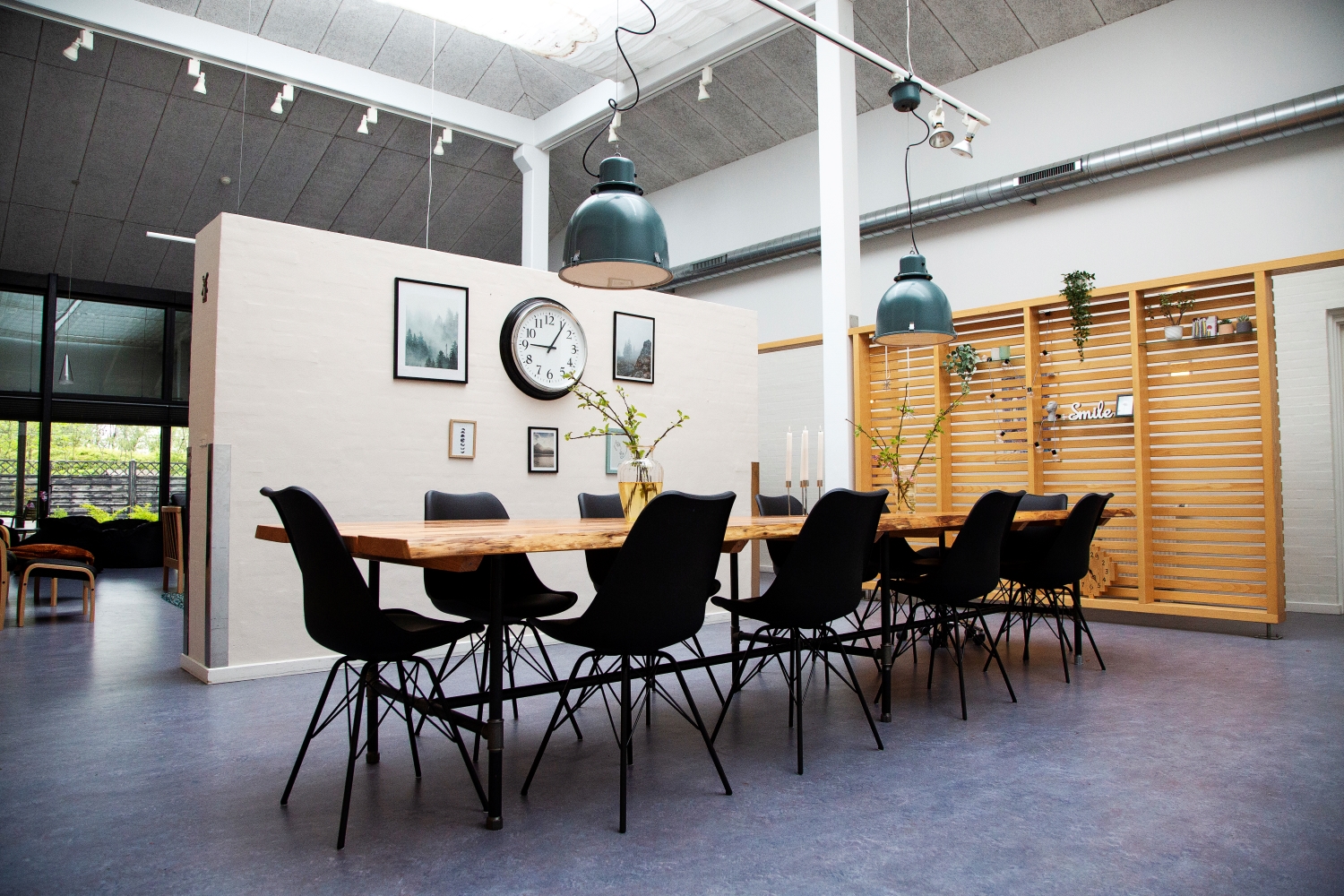 Spisestuen med bord stole  halvvæg og skillevæk 