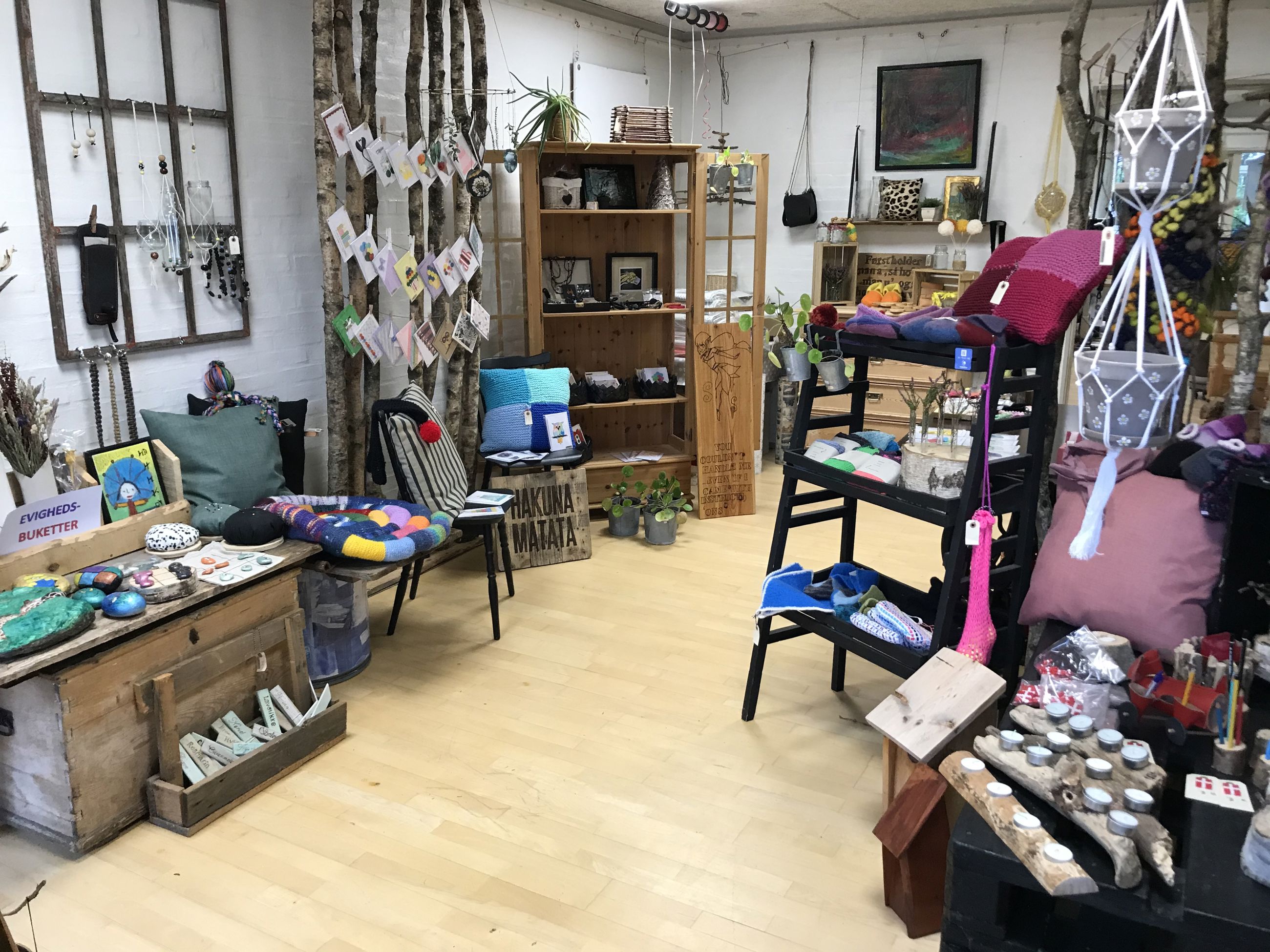 Butikken hvor man ser hvad de har lavet, postkort, pudder og forskellige ting i træ