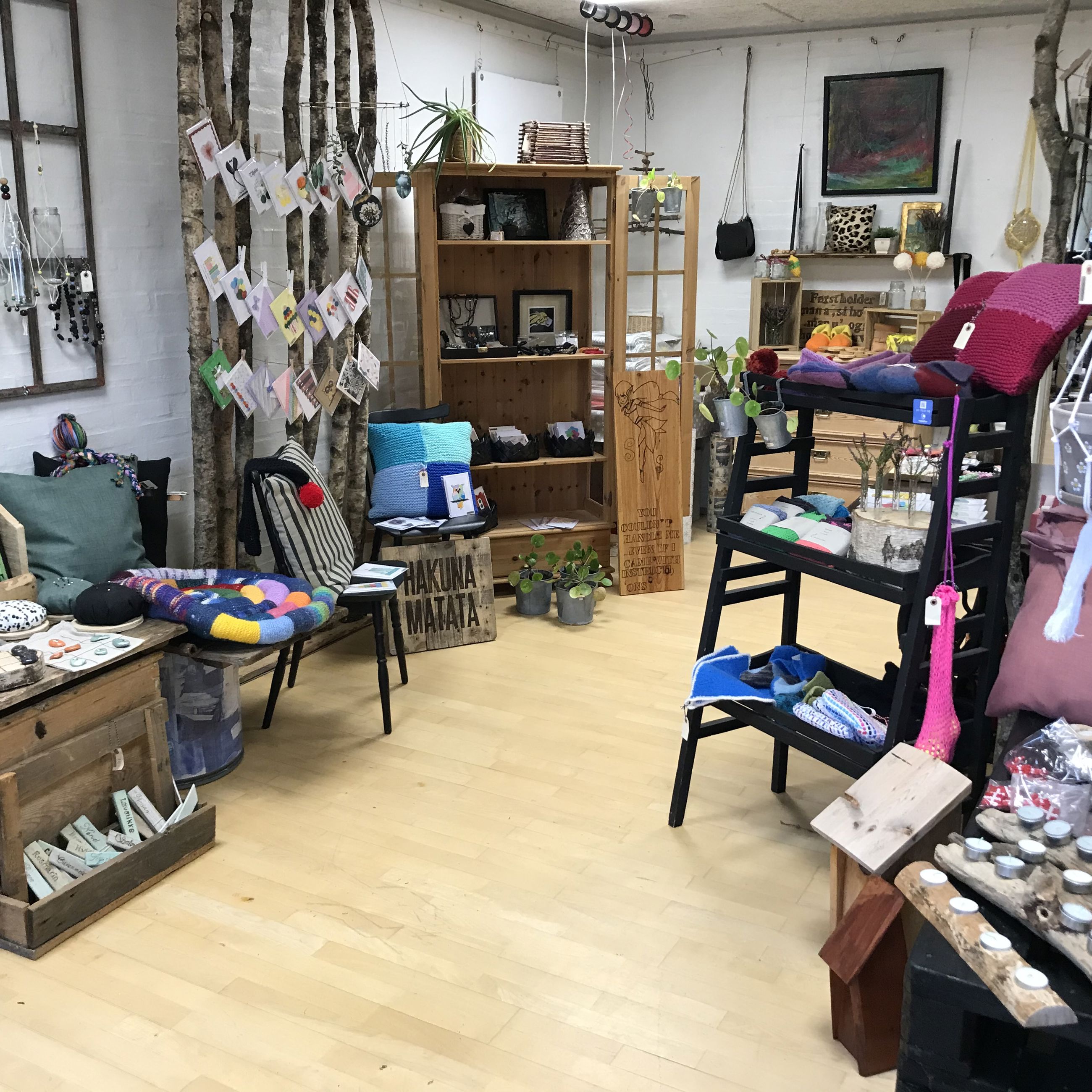 Butikken hvor man ser hvad de har lavet, postkort, pudder og forskellige ting i træ