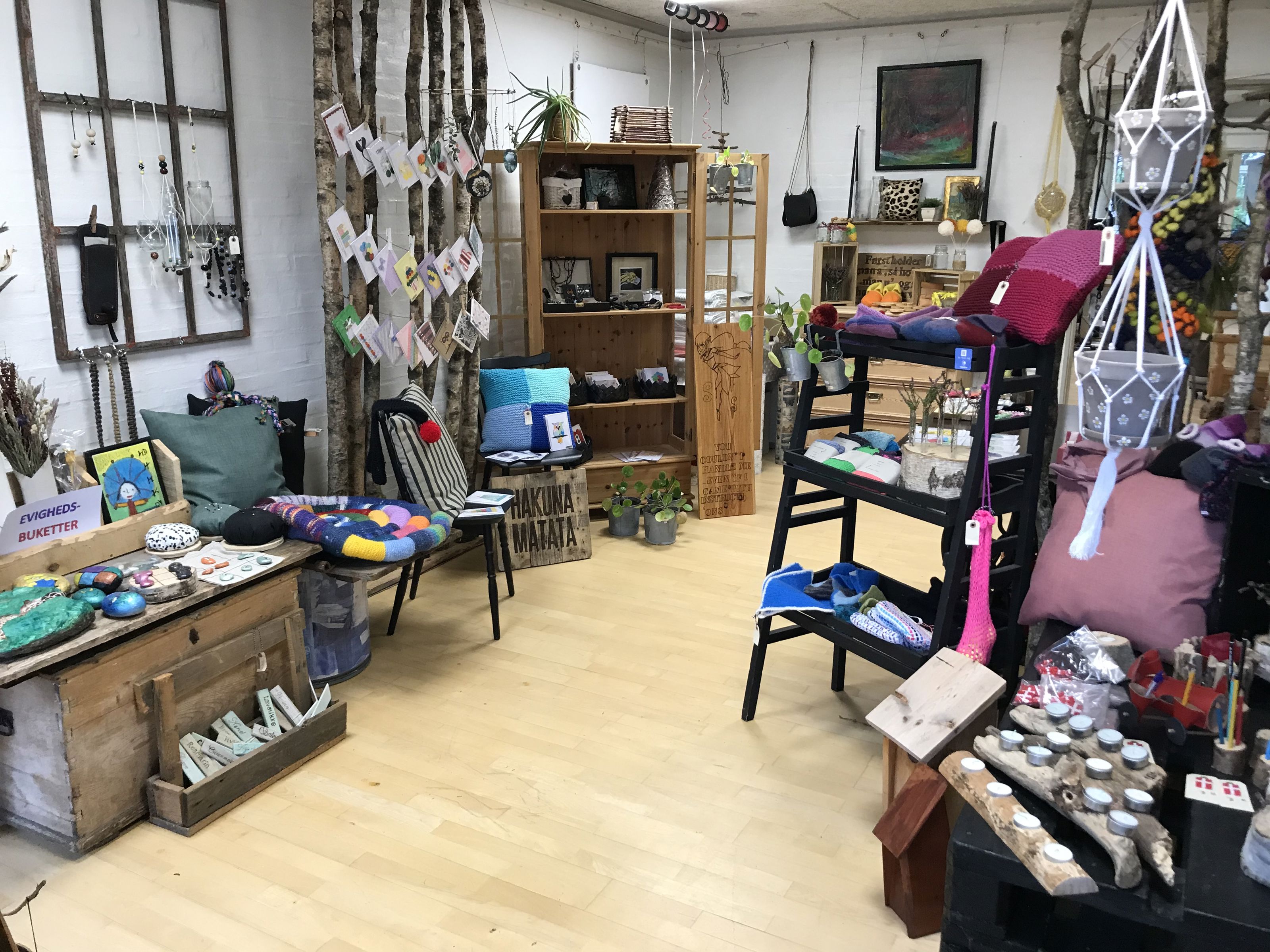 Butikken hvor man ser hvad de har lavet, postkort, pudder og forskellige ting i træ