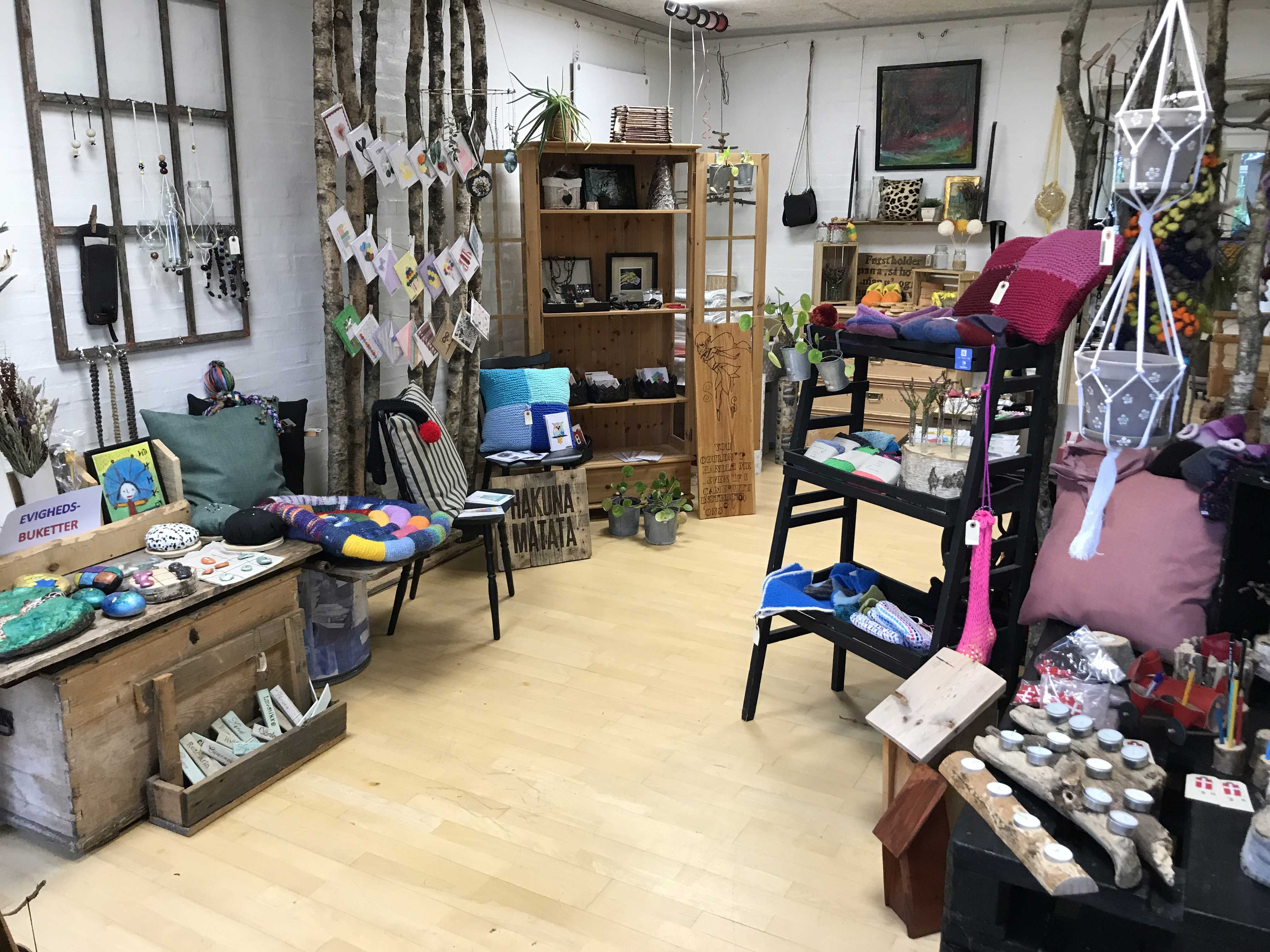 Butikken hvor man ser hvad de har lavet, postkort, pudder og forskellige ting i træ