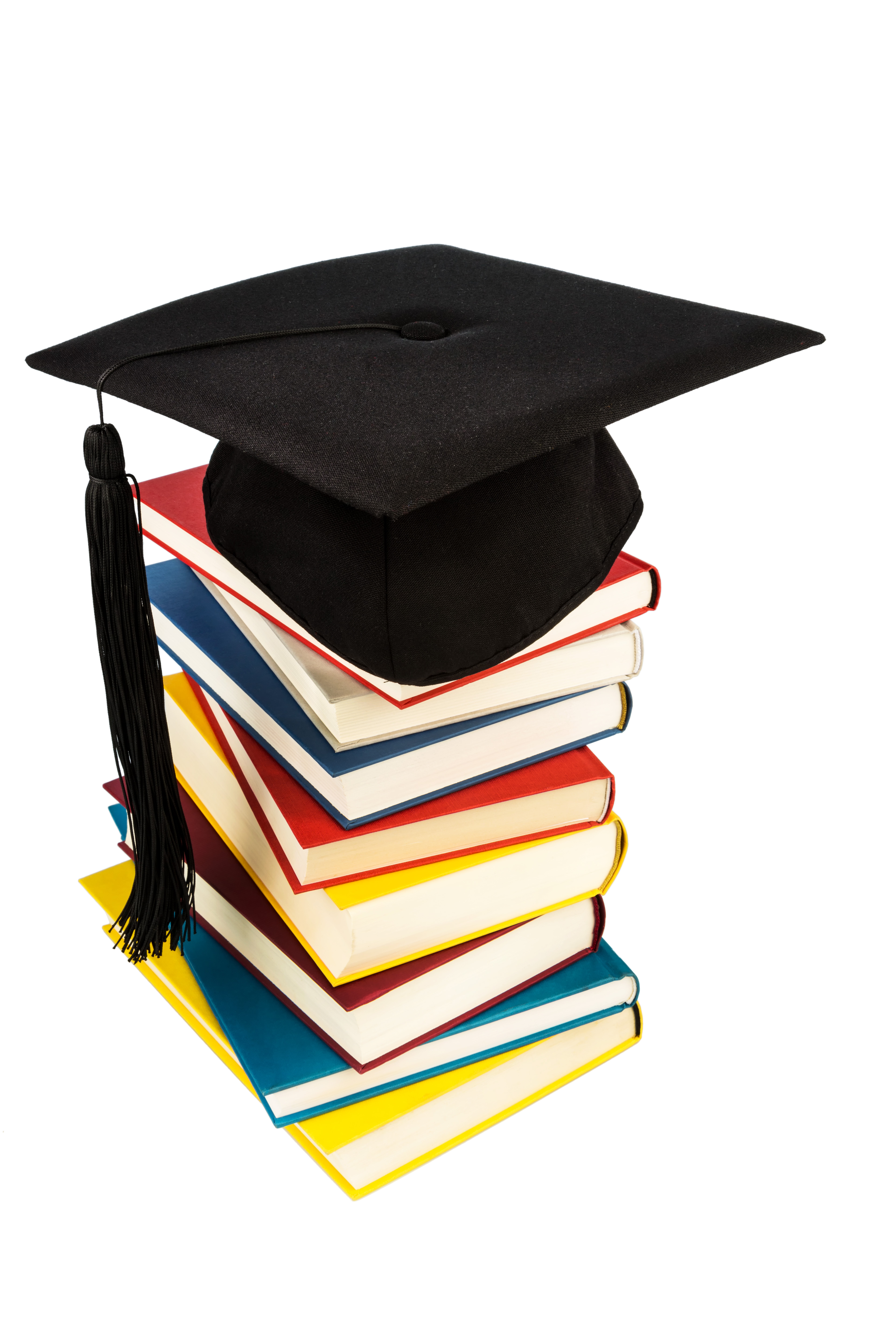 På billedet ses en stabel af bøger i forskellige farver med en sort Bachelor hat på toppen.