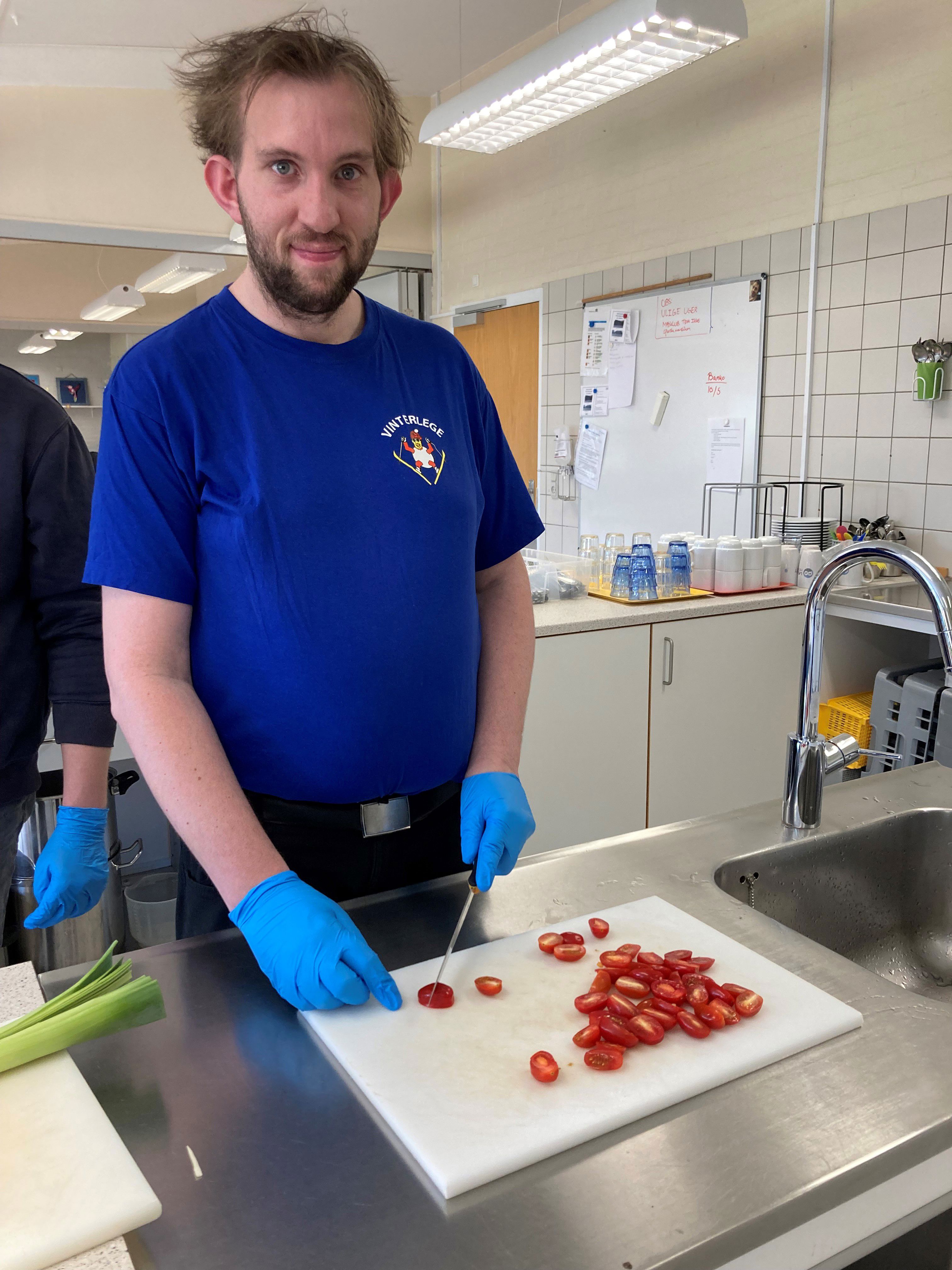 Borgeren der har skåret tomaterne viser stolt frem for langt han er nået.