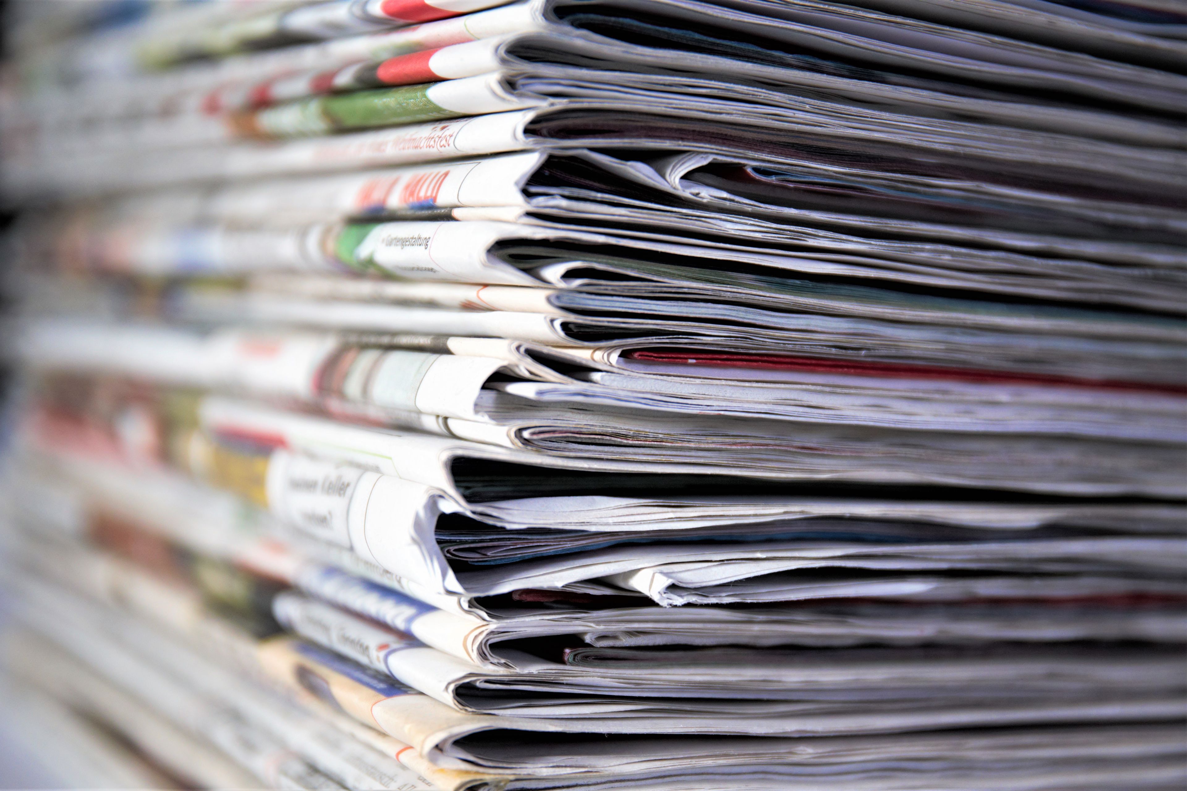 På billedet ses en bunke aviser.