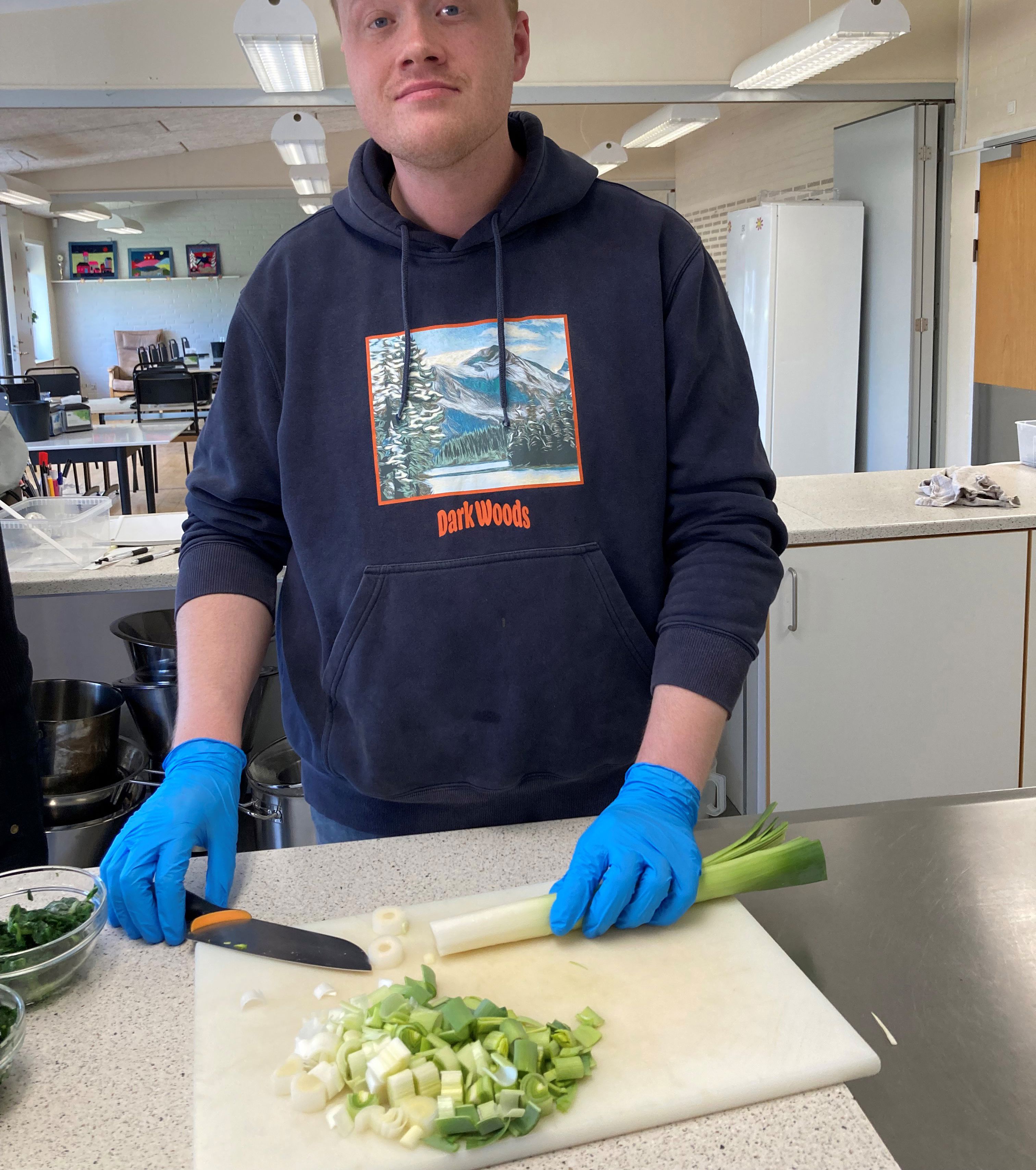 Borgeren der har skåret porre viser stolt sit arbejde frem.