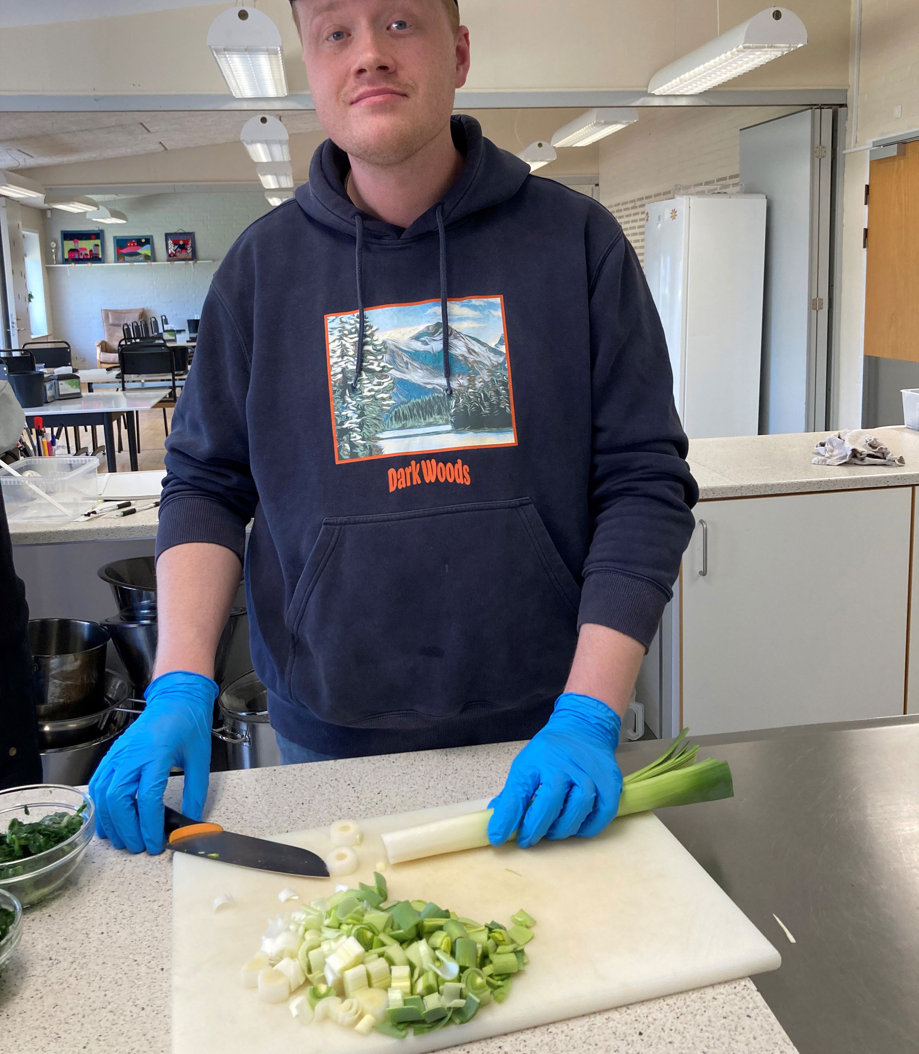 Borgeren der har skåret porre viser stolt sit arbejde frem.