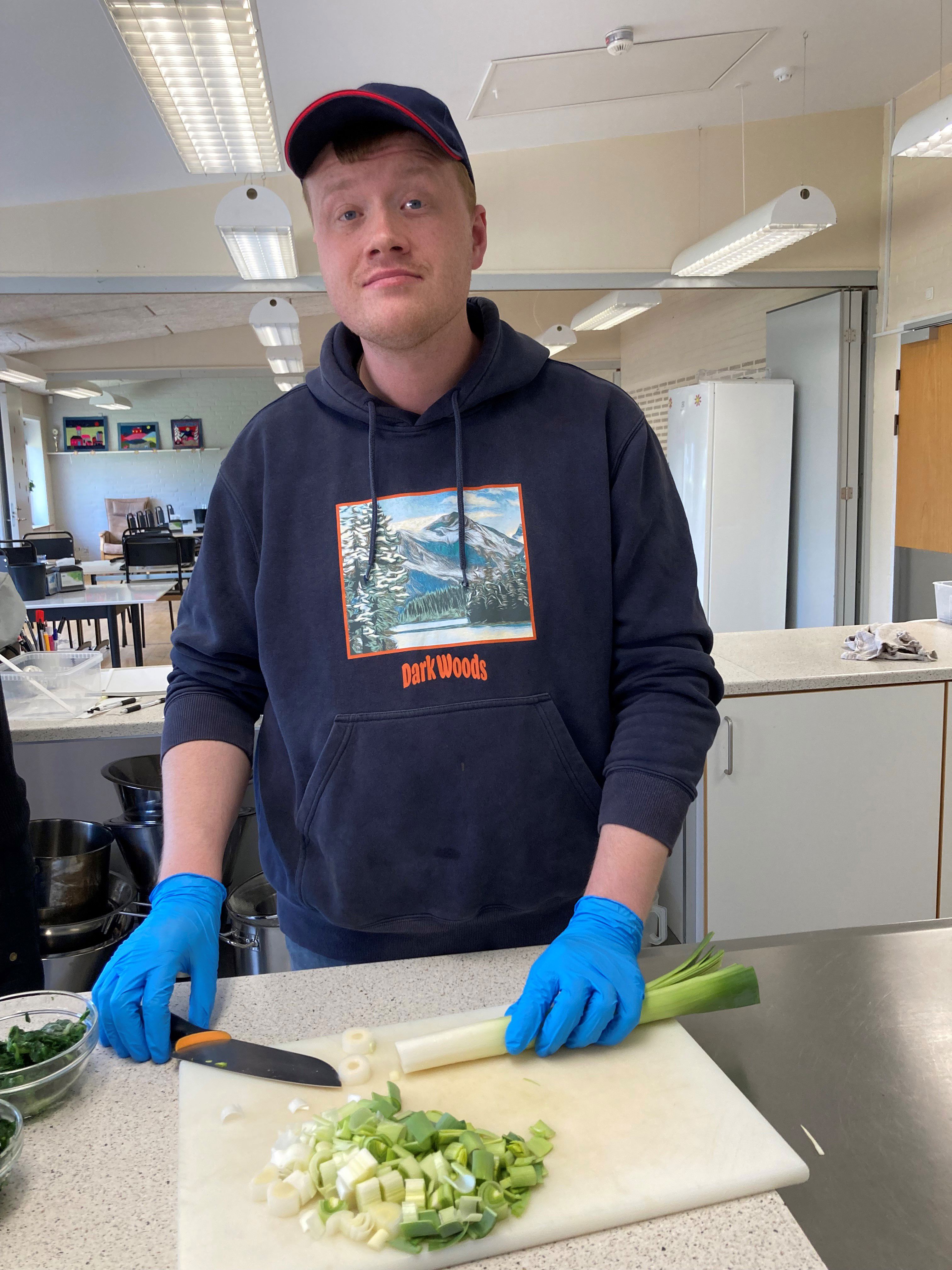 Borgeren der har skåret porre viser stolt sit arbejde frem.