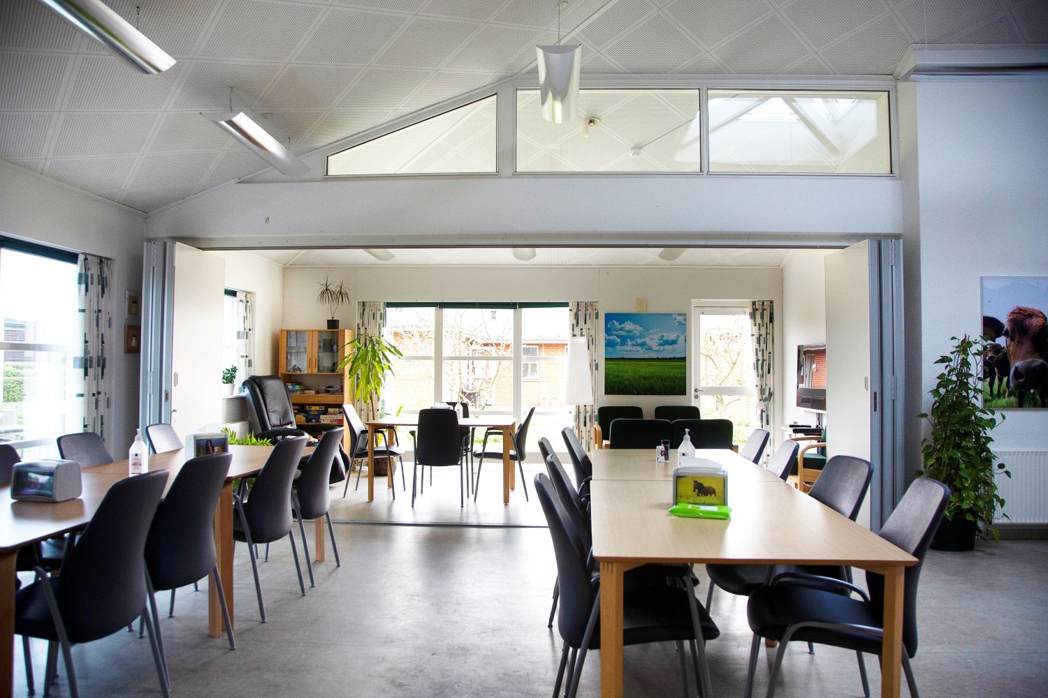 Fællesrummet fra en anden vinkel, hvor man kan se vinduerne i dagligstuedelen