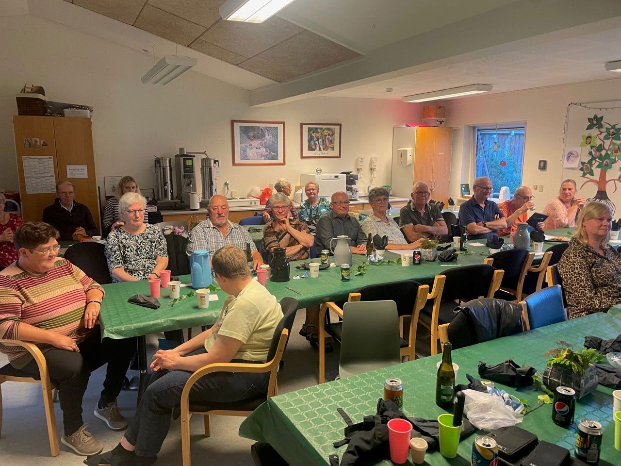 Der bliver snakket ved de fine dækkede borde, der er god stemning og nogle sidder også og lytter til musikken.