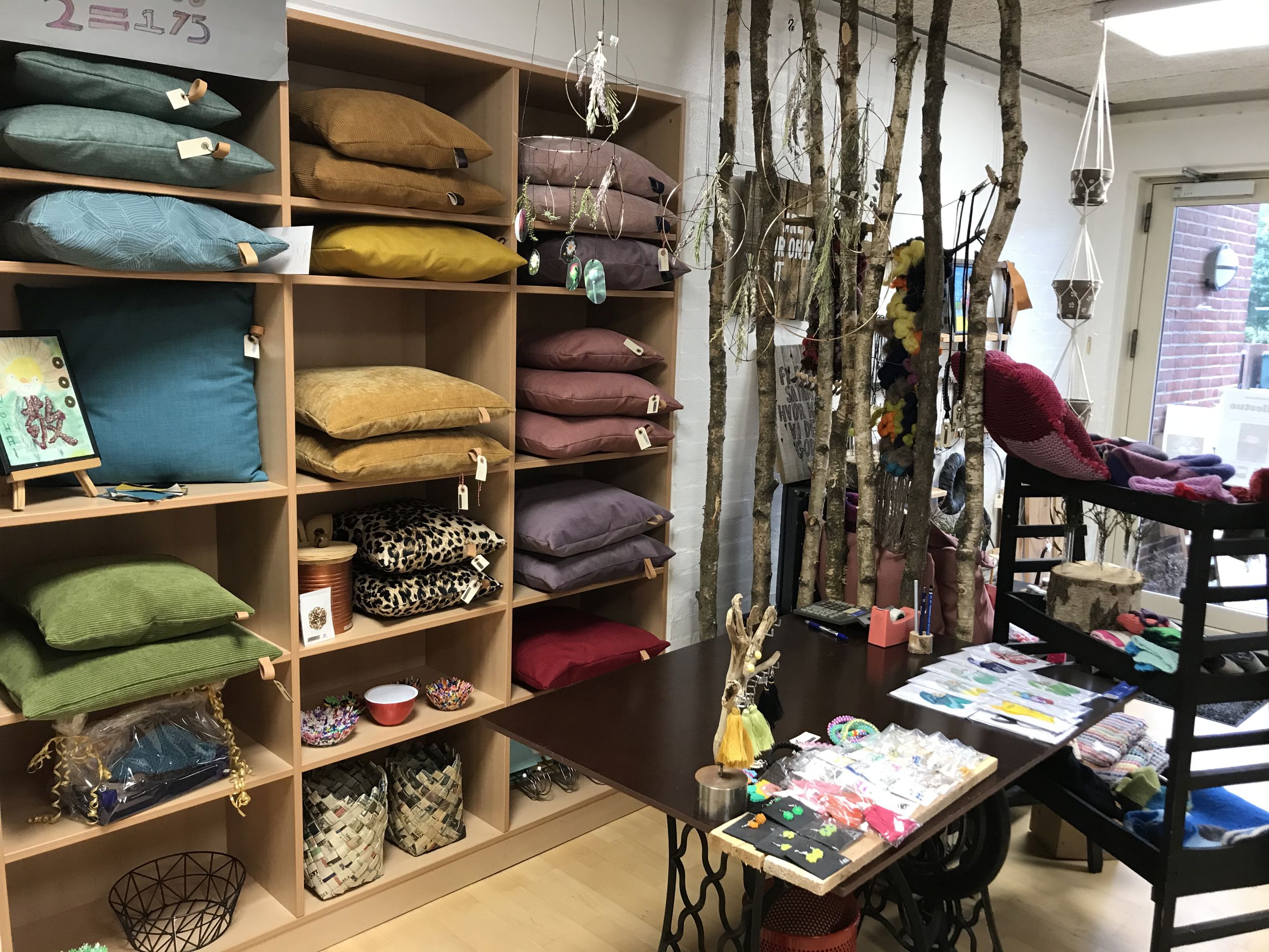 Butikken hvor man ser hvad de har lavet, postkort, pudder og forskellige ting i træ