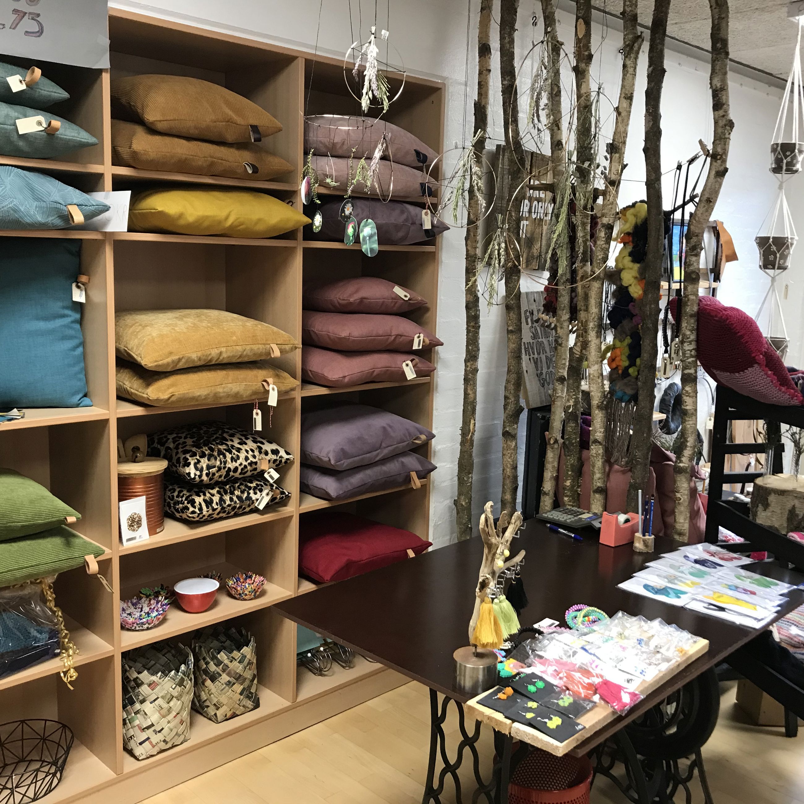 Butikken hvor man ser hvad de har lavet, postkort, pudder og forskellige ting i træ