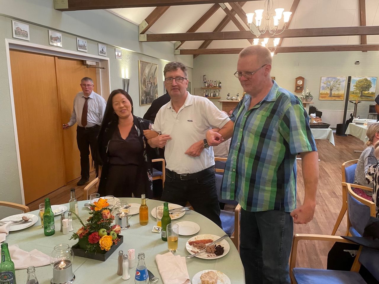 Der bliver danset kædedans stående ved bordene