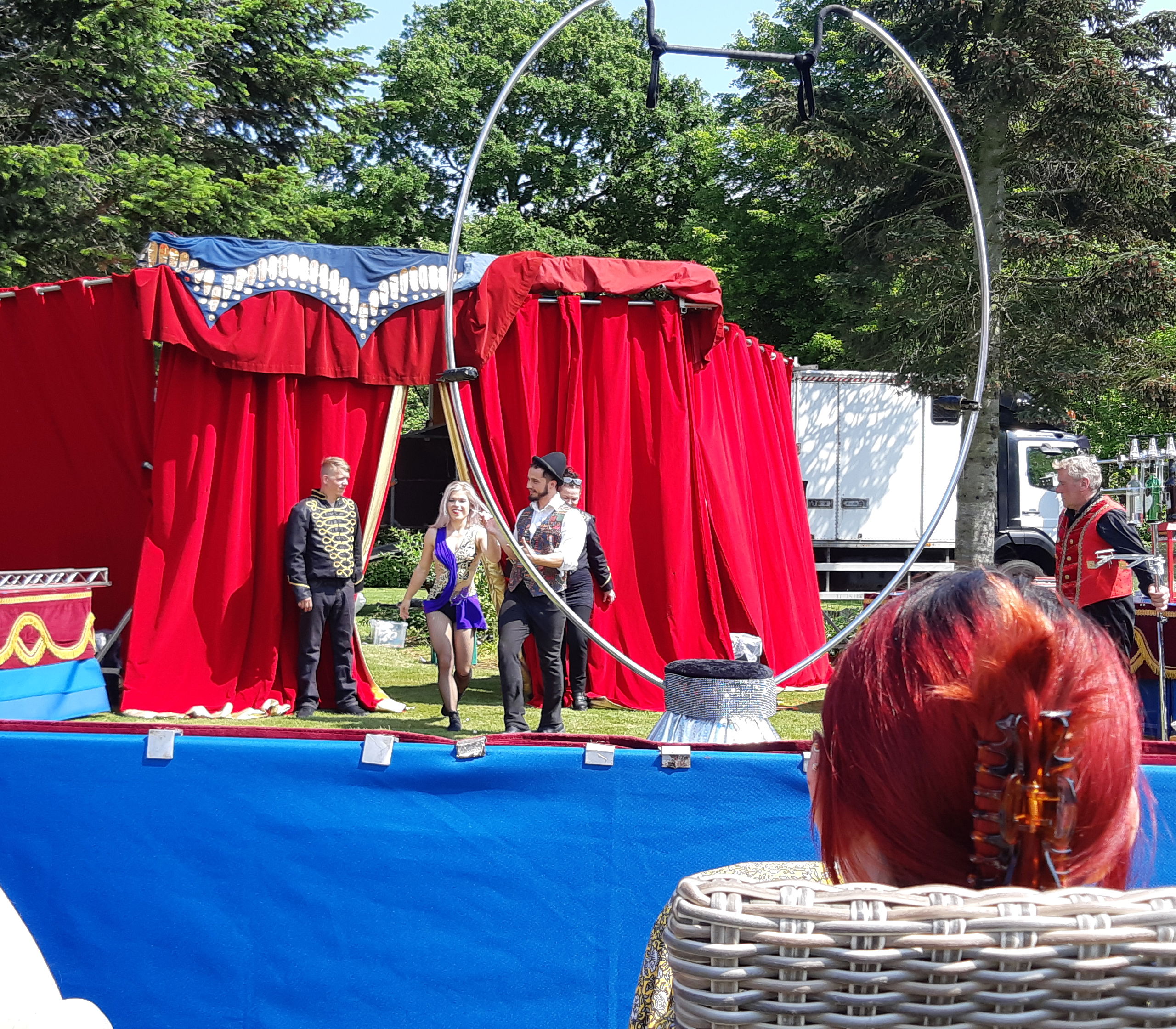 Cirkus har besøgt Solgården og gøglere optræder mens borgerne kigger på.