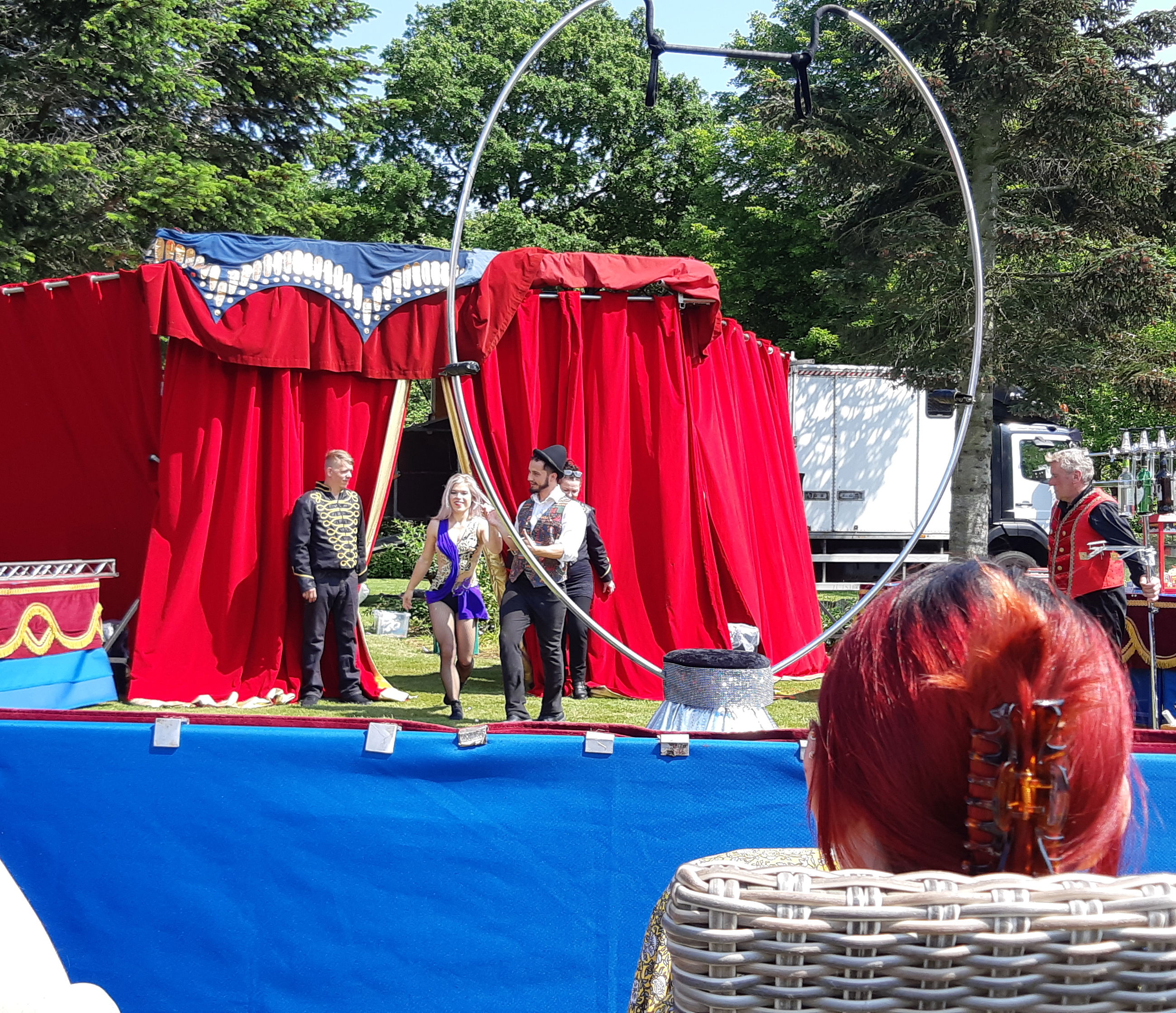 Cirkus har besøgt Solgården og gøglere optræder mens borgerne kigger på.