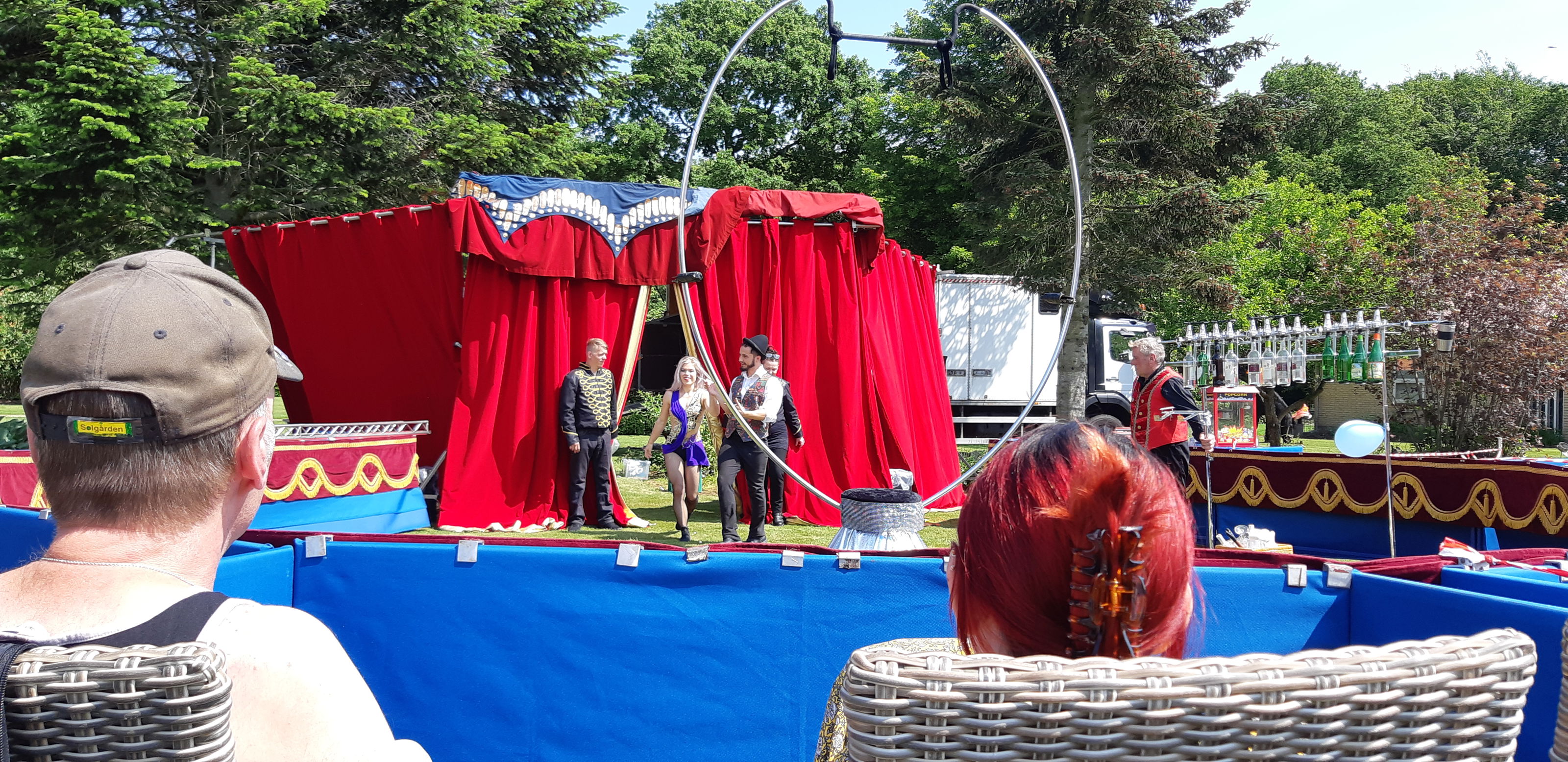 Cirkus har besøgt Solgården og gøglere optræder mens borgerne kigger på.