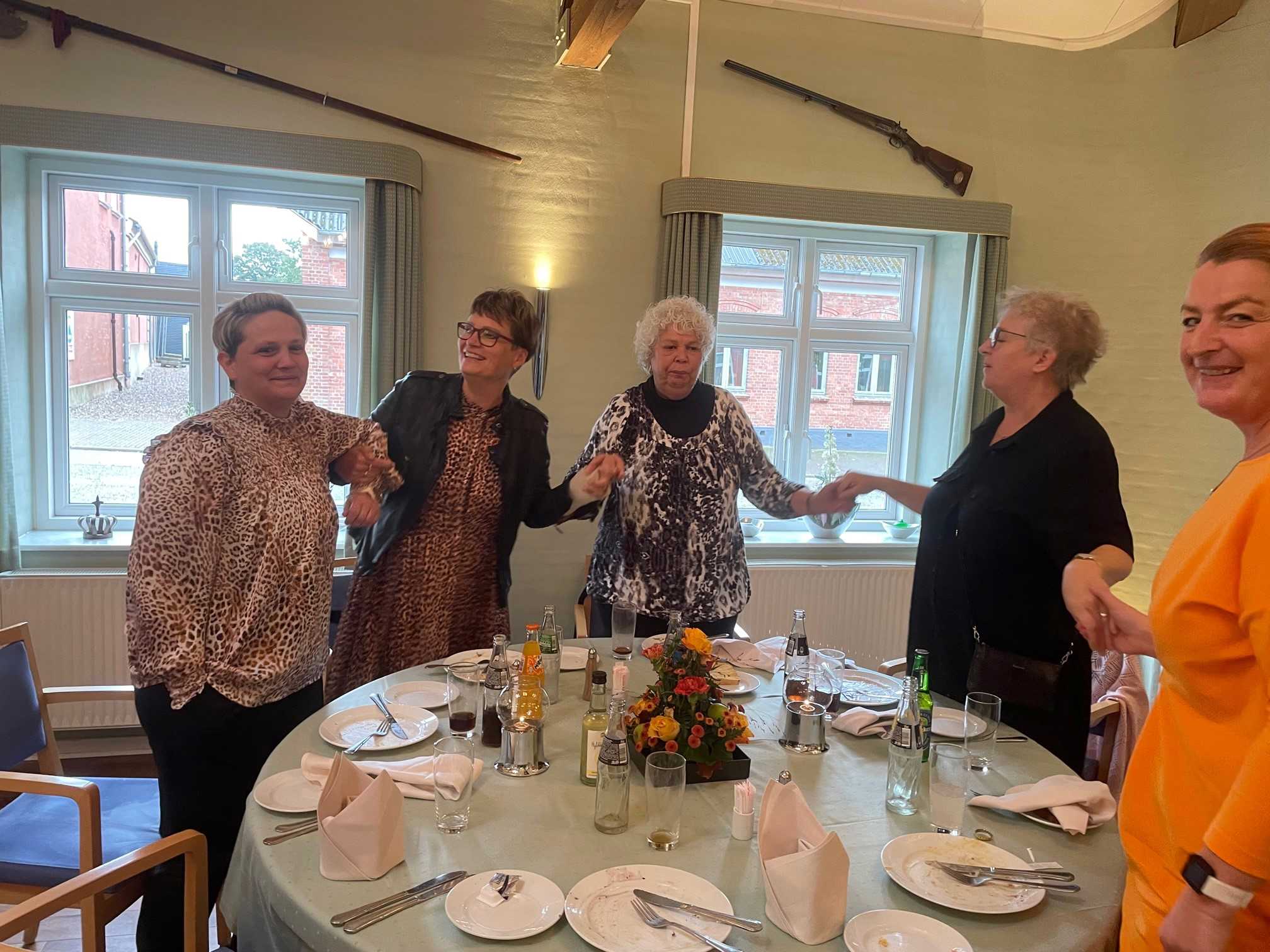 mere stående kædedans ved bordene